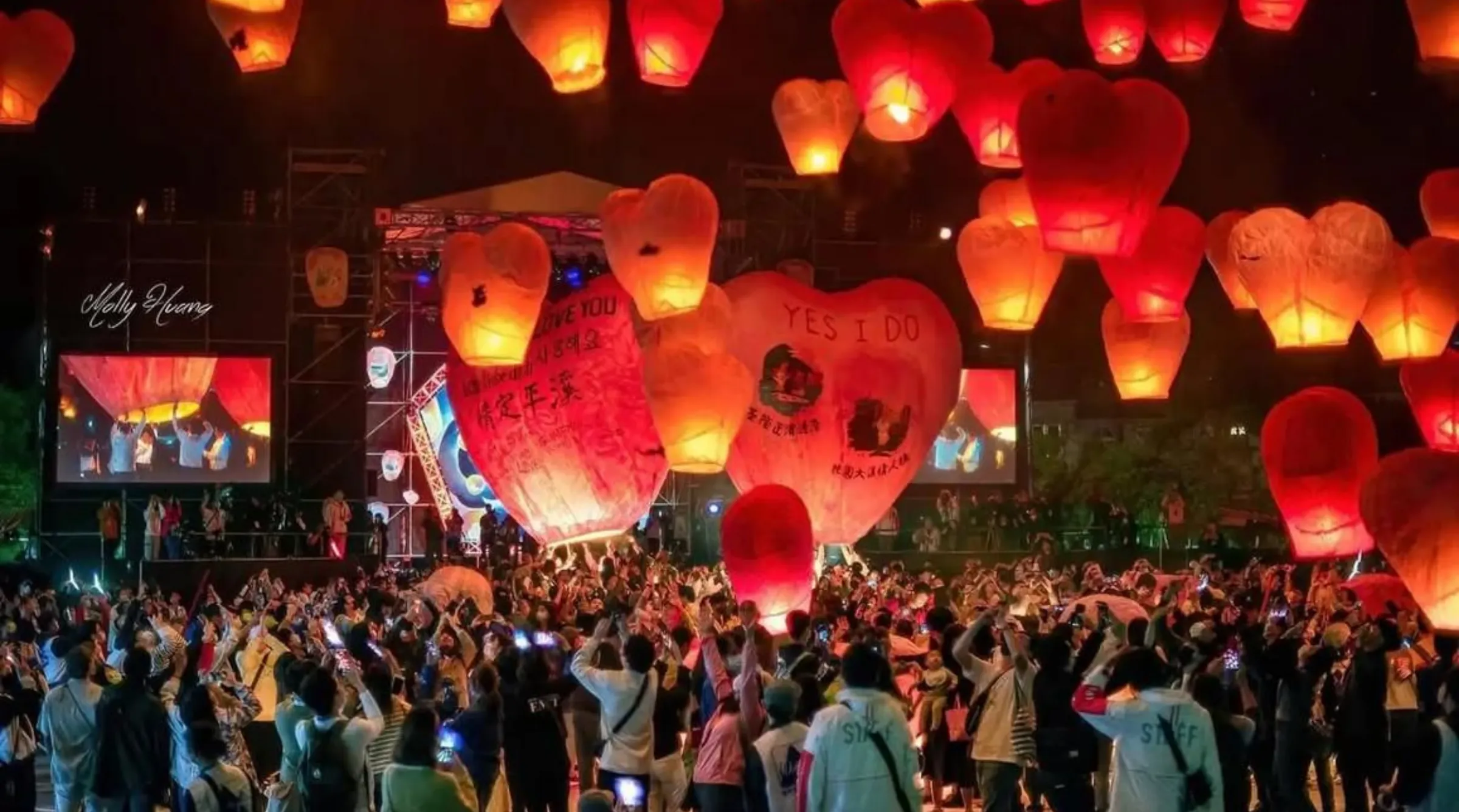 Hàng nghìn đèn trời được thả lên bầu trời Bình Khê dịp đầu năm, mang theo ước nguyện về sức khỏe và thịnh vượng