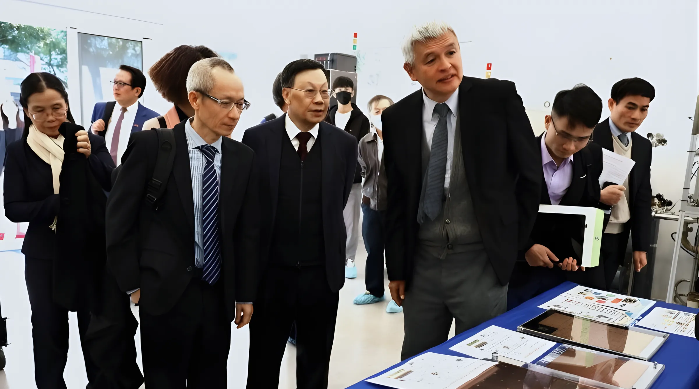 Hiệu trưởng Asia University (đứng giữa) cùng TS. Nguyễn Khắc Thành - Hiệu trưởng Trường Đại học FPT (ngoài cùng bên trái) tham quan Trung tâm nghiên cứu thiết kế bán dẫn thông minh tại Đài Loan