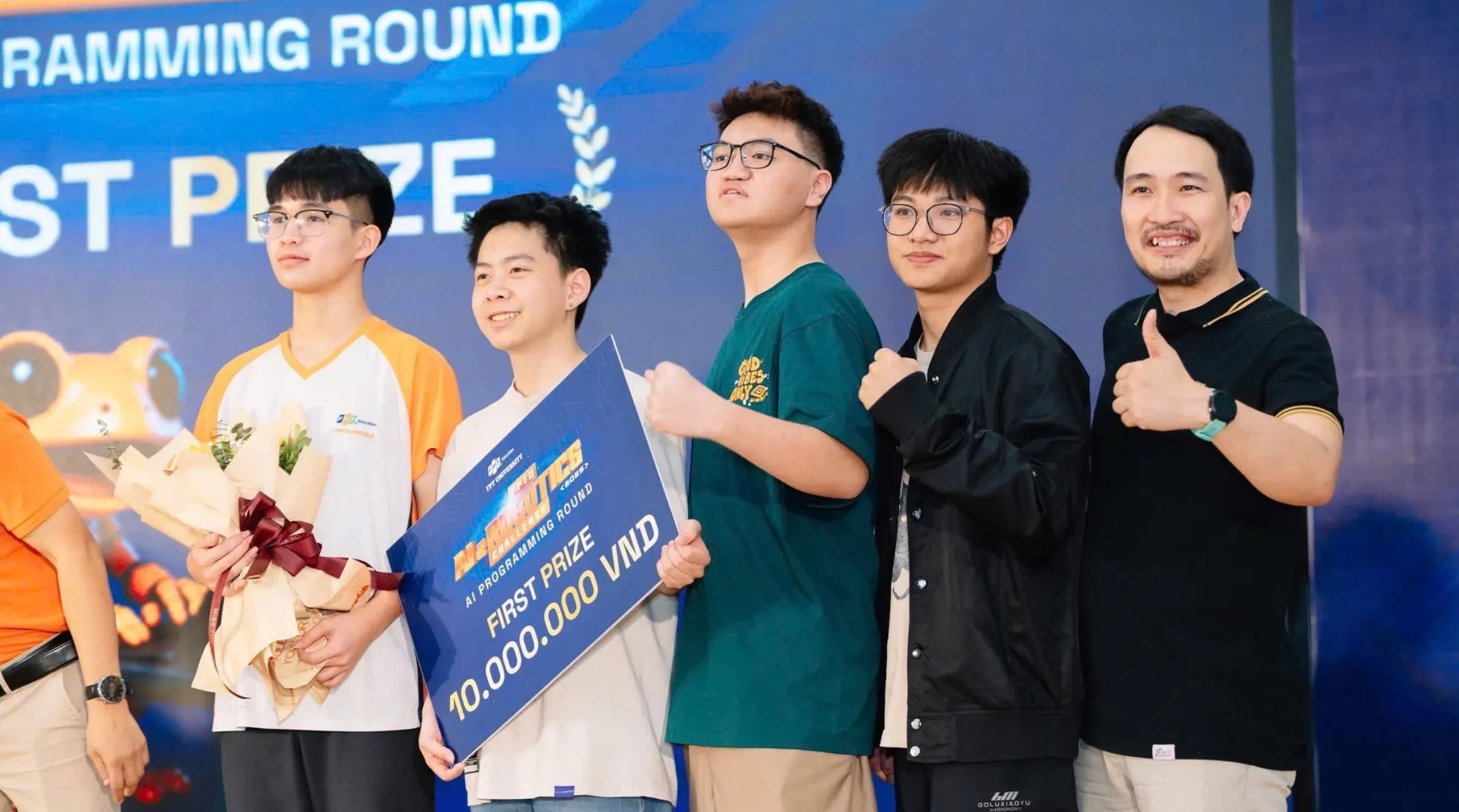 Hoàng Hùng Anh (đứng giữa) cùng đồng đội đạt giải cao nhờ thành tích chuyên môn nổi bật tại một cuộc thi lập trình và khoa học công nghệ 