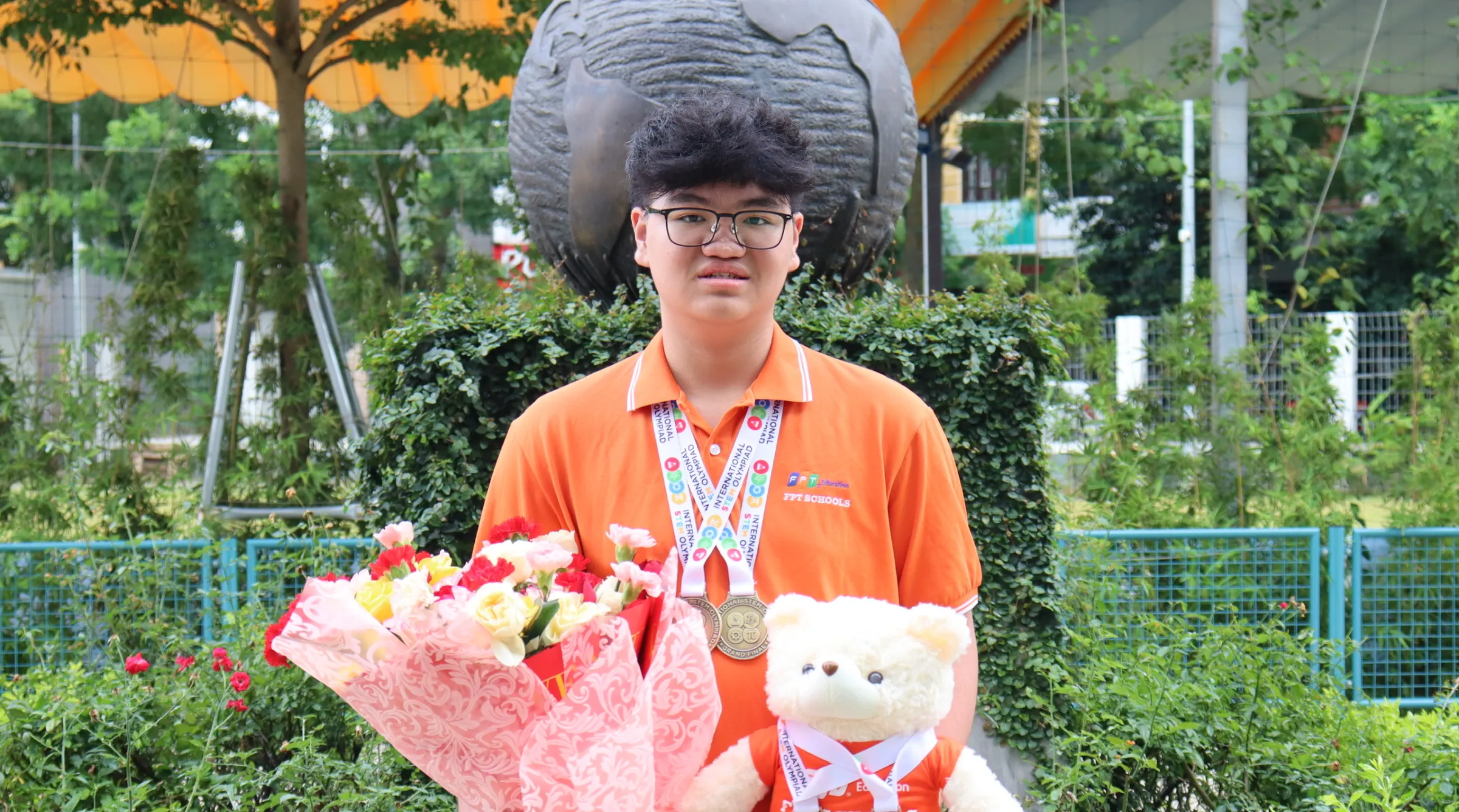 Hoàng Hùng Anh, học sinh lớp 12D2 Trường TH, THCS & THPT FPT Bắc Ninh, với các huy chương đạt được tại các cuộc thi STEM và Tin học quốc tế