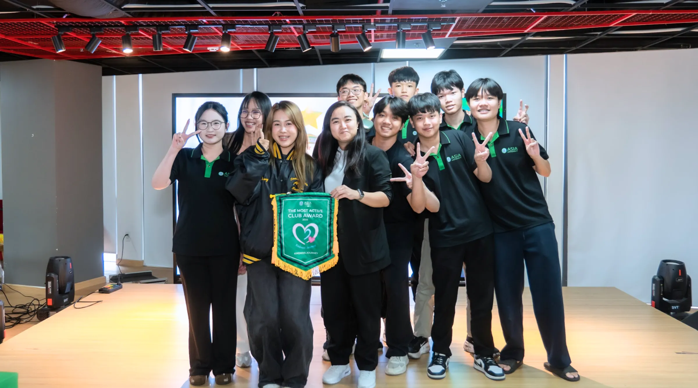 Kindness Journey – Asia Charity Club được vinh danh với hai giải “The Most Active Club Award” và “Most Loved by Students Award”, thể hiện sự bền bỉ trong hoạt động cộng đồng và nhận được sự tin tưởng từ sinh viên