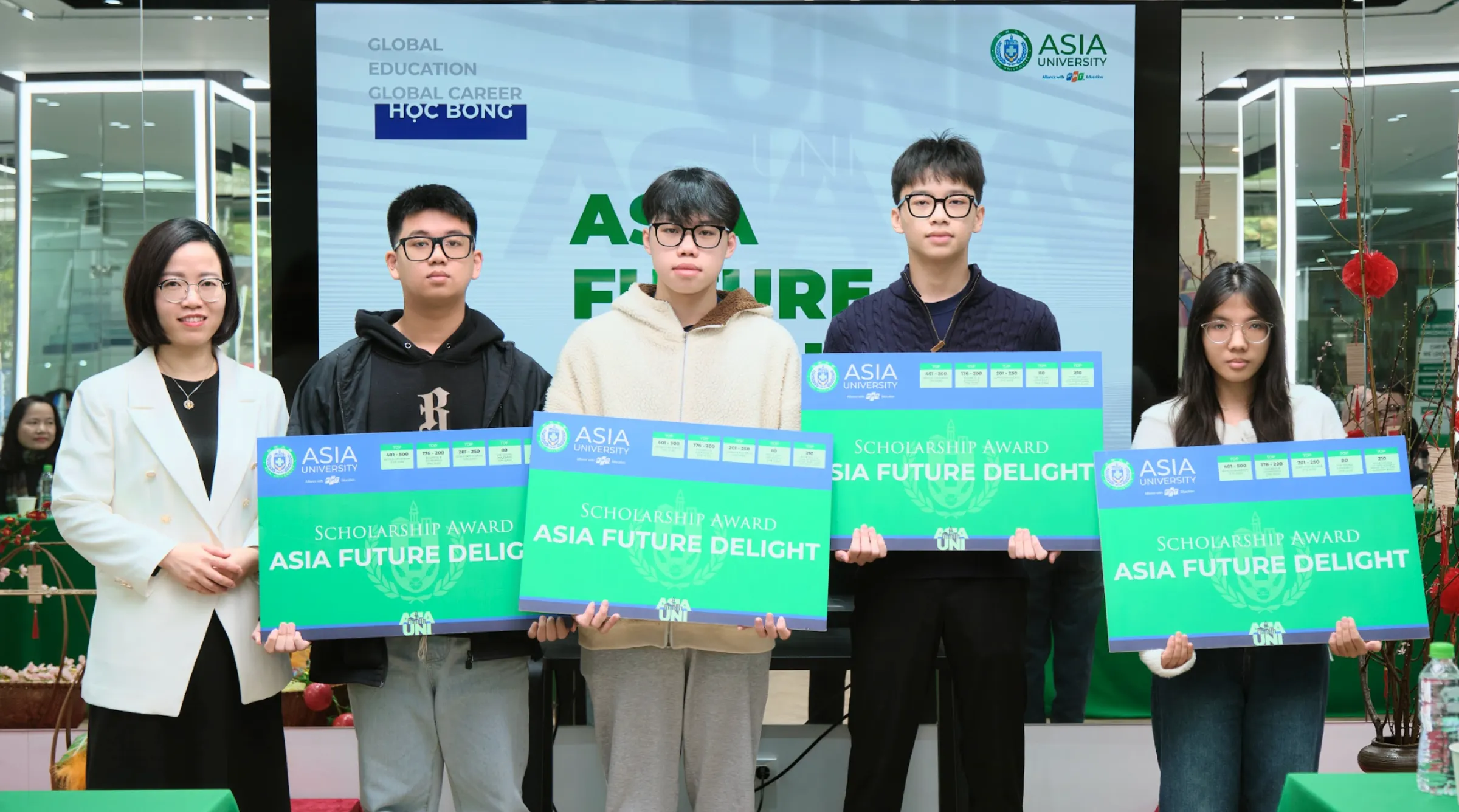 Lê Minh Phương (thứ 2 từ trái sang) cùng các học sinh xuất sắc nhận chứng nhận học bổng Asia Future Delight từ Asia University Vietnam