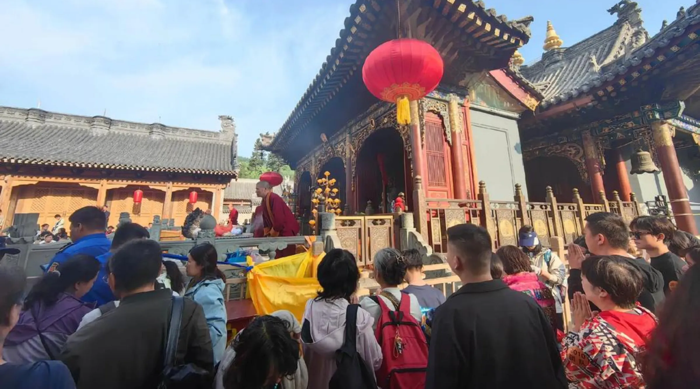 Người dân Đài Loan thắp hương và xin xăm tại chùa Long Sơn sáng mùng Một, cầu bình an và thuận lợi cho năm mới