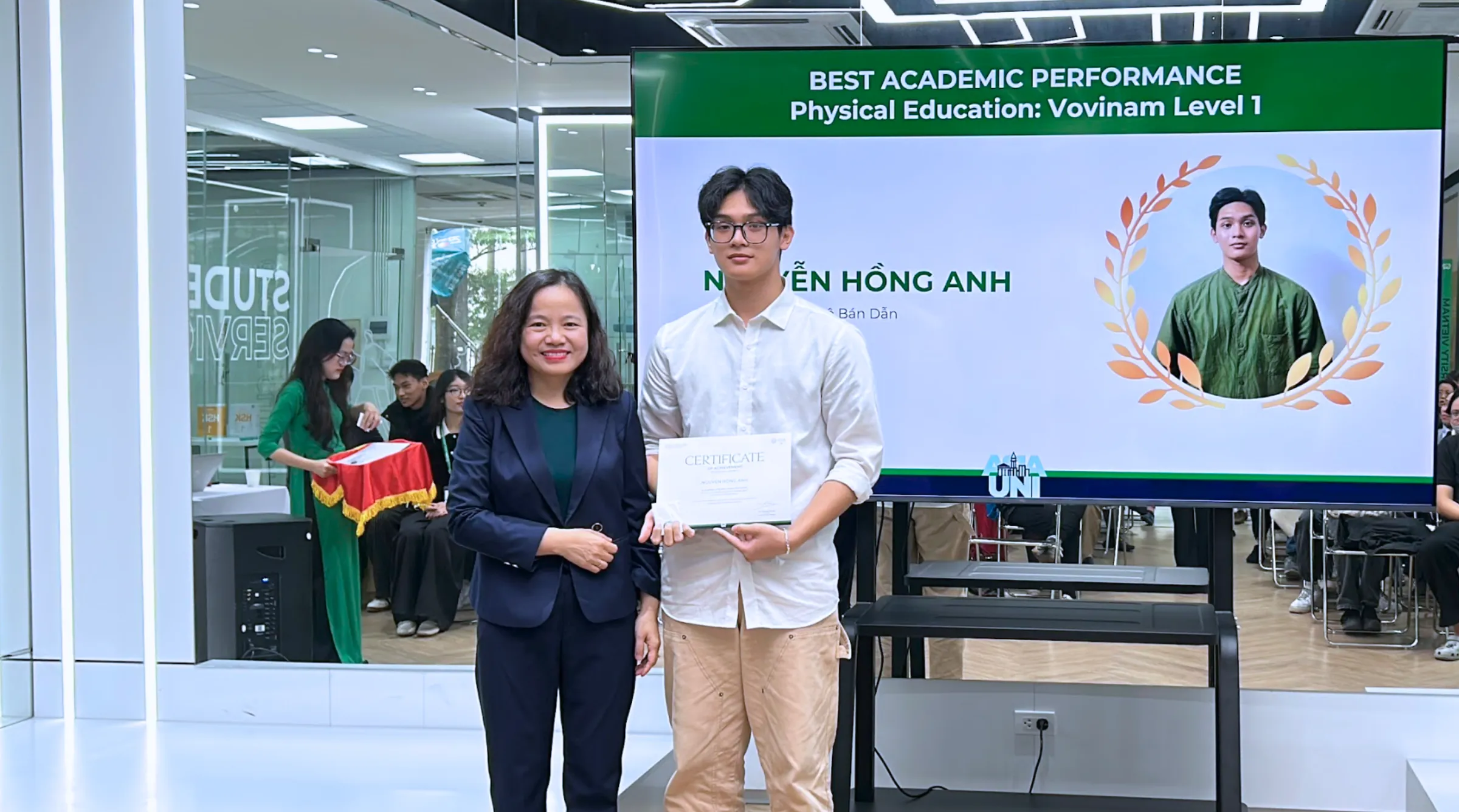 Nguyễn Hồng Anh – sinh viên ngành Công nghệ bán dẫn Asia University Vietnam cơ sở Hà Nội được vinh danh Best Performance “Physical Education: Vovinam Level 1”, đánh dấu bước tiến trong việc cân bằng giữa học tập chuyên ngành và rèn luyện thể chất