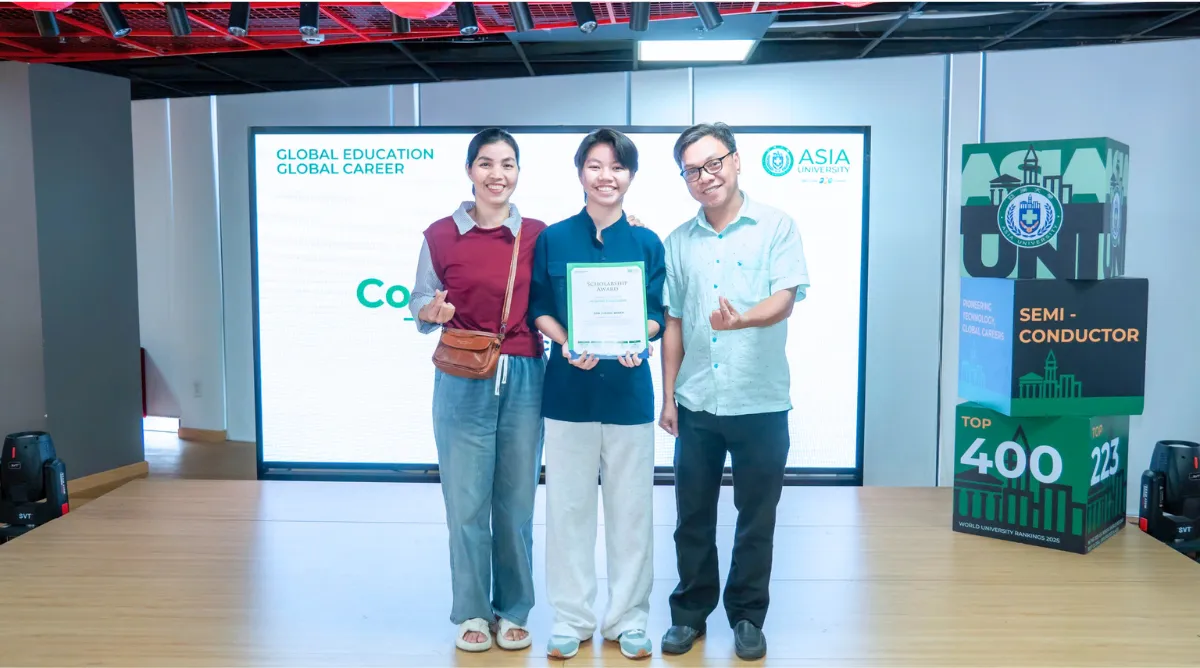 Phương Nghi (ở giữa) cùng gia đình tại Info Day "Asia University Vietnam Next Gen Day"