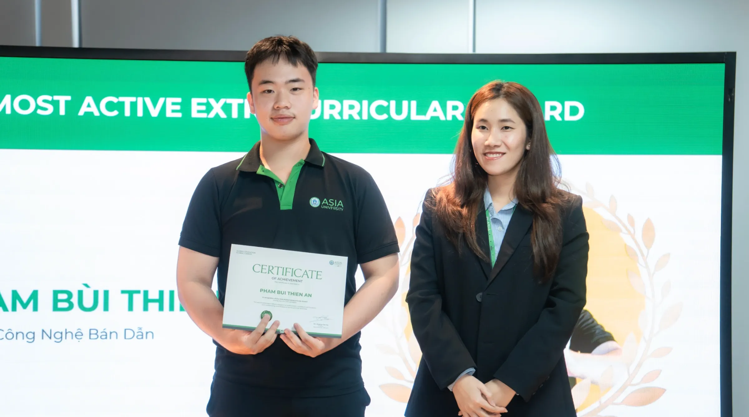 Phạm Bùi Thiên Ân vinh dự nhận giải thưởng dành cho sinh viên hoạt động ngoại khóa năng động nhất, đánh dấu hành trình thay đổi từ sự rụt rè sang chủ động kết nối cộng đồng