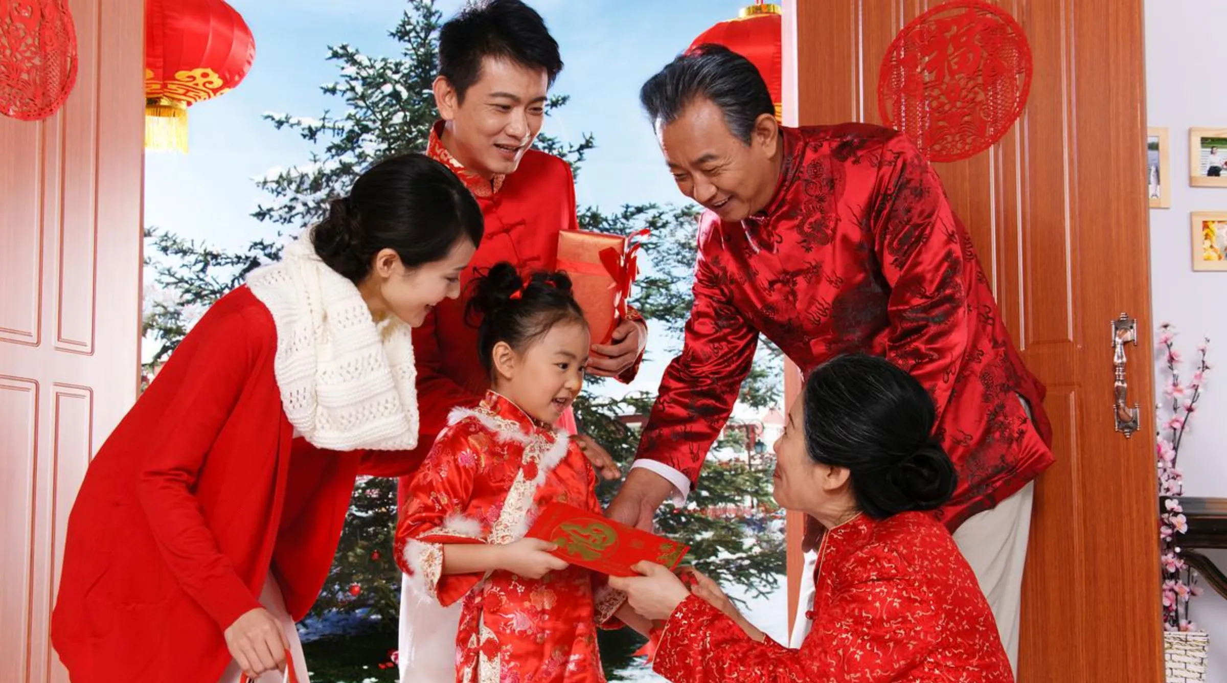 Phong bao lì xì đỏ với tiền mới được trao trong dịp Tết tại Đài Loan, thể hiện lời chúc phúc và sự tiếp nối giữa các thế hệ