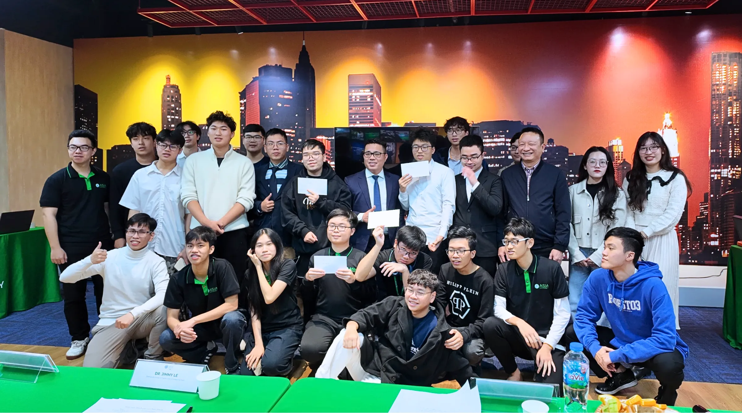 Sinh viên Asia University Vietnam cùng Ban Giám khảo và Ban Tổ chức tại vòng Chung kết cuộc thi Asia Semicom