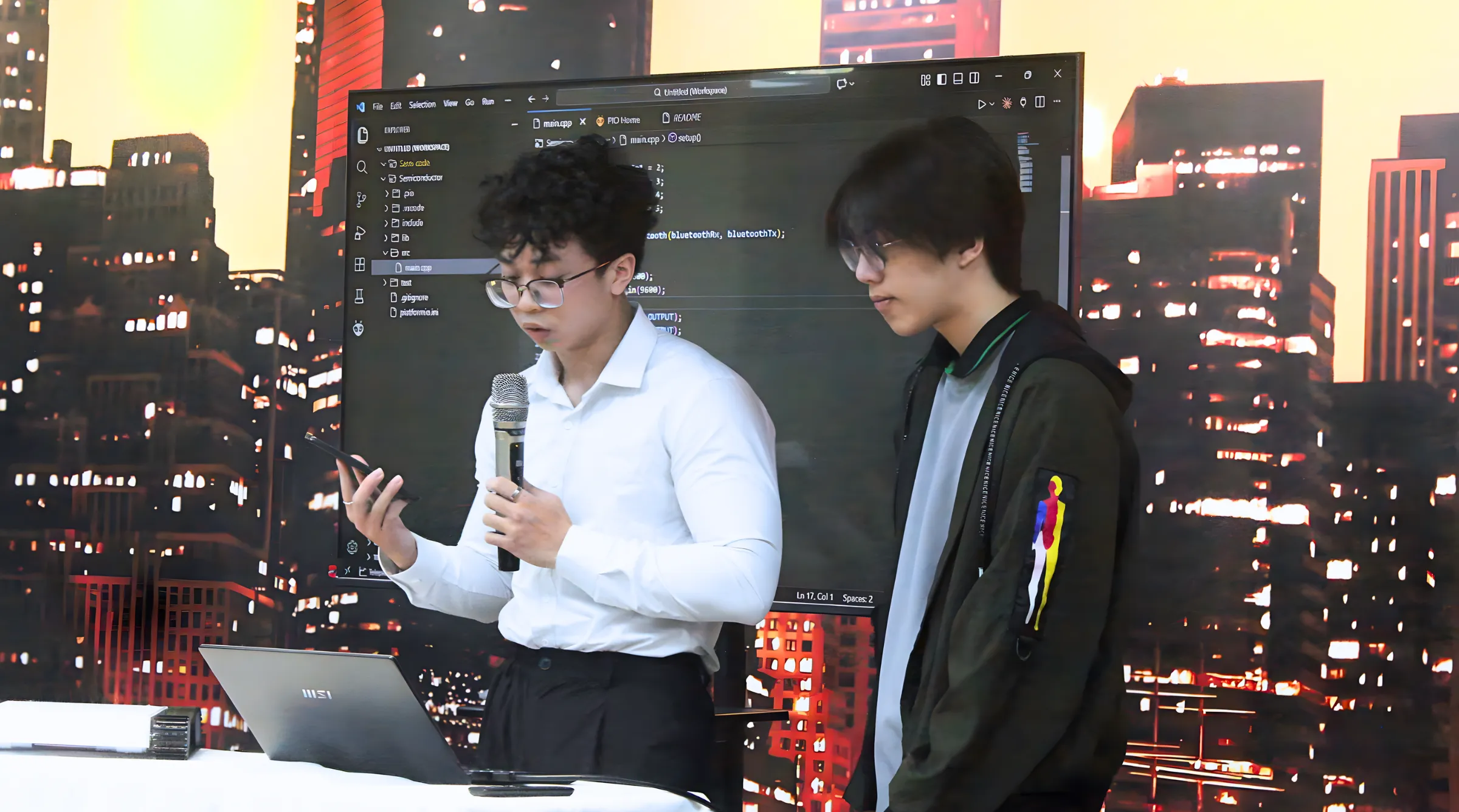 Sinh viên Asia University Vietnam giới thiệu dự án Hazard Robot - mô hình robot hỗ trợ cứu trợ trong môi trường nguy hiểm tại cuộc thi học thuật Asia Semicom