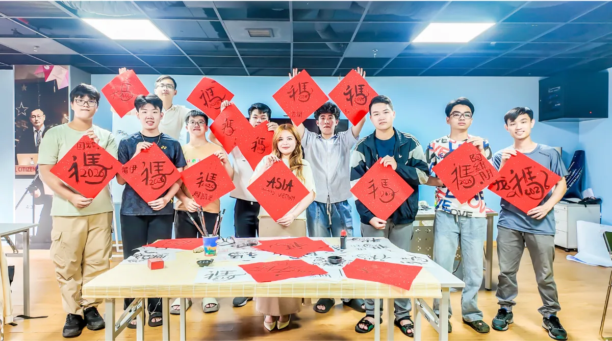 Sinh viên Asia University Vietnam hào hứng tham gia hoạt động viết thư pháp sau giờ học