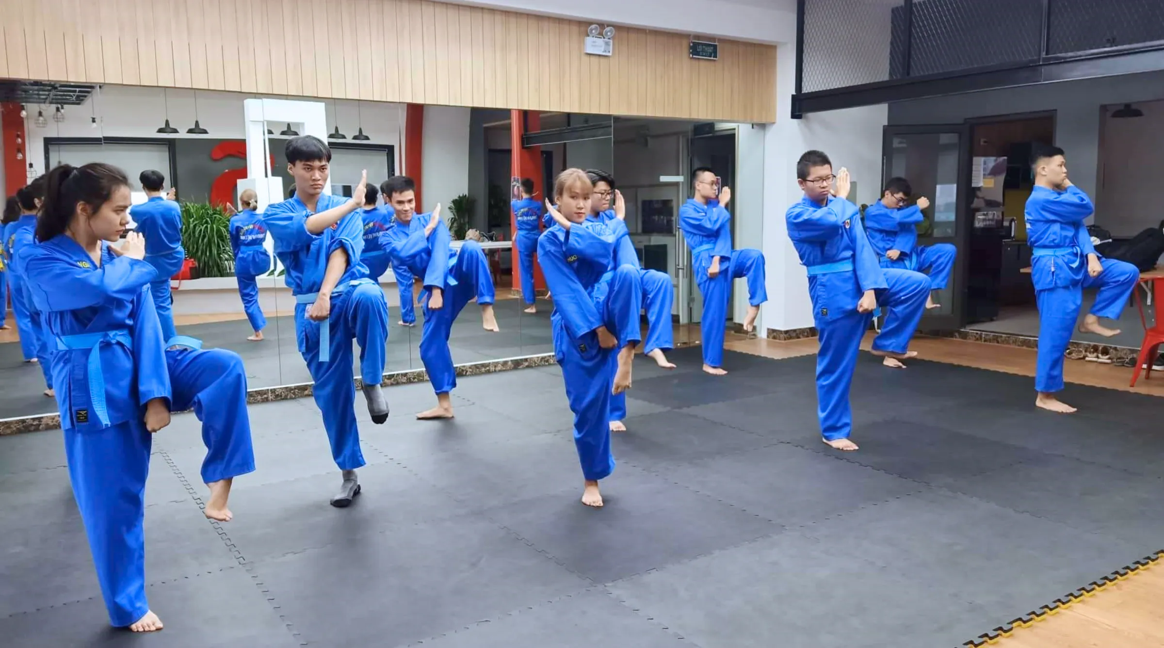Sinh viên Asia University Vietnam thực hành các kỹ thuật Vovinam trong giờ học giáo dục thể chất, chú trọng kiểm soát nhịp thở và giữ sự ổn định khi tập luyện