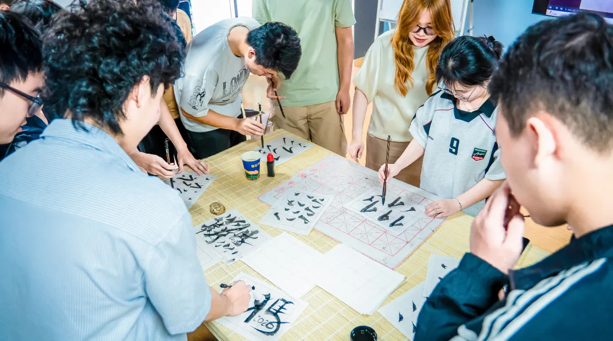 Các chữ mang ý nghĩa tích cực và bình an được sinh viên Asia University Vietnam hoàn thiện trong buổi trải nghiệm