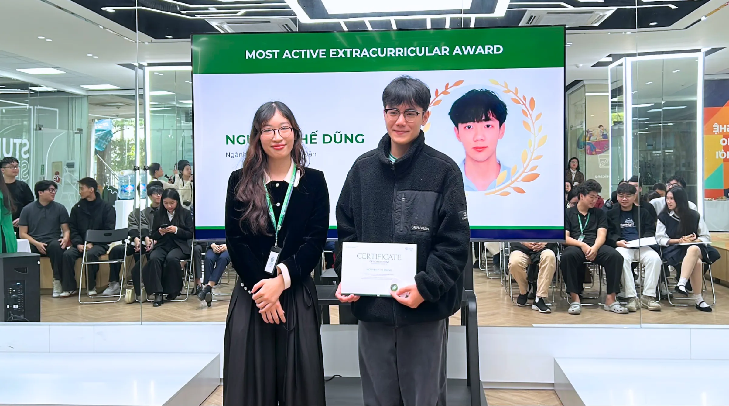 Sinh viên Nguyễn Thế Dũng nhận danh hiệu “Most Active Extracurricular Award”, ghi nhận nỗ lực bền bỉ trong việc kết hợp tư duy kỹ thuật chuyên ngành với kỹ năng tổ chức sự kiện thực tế