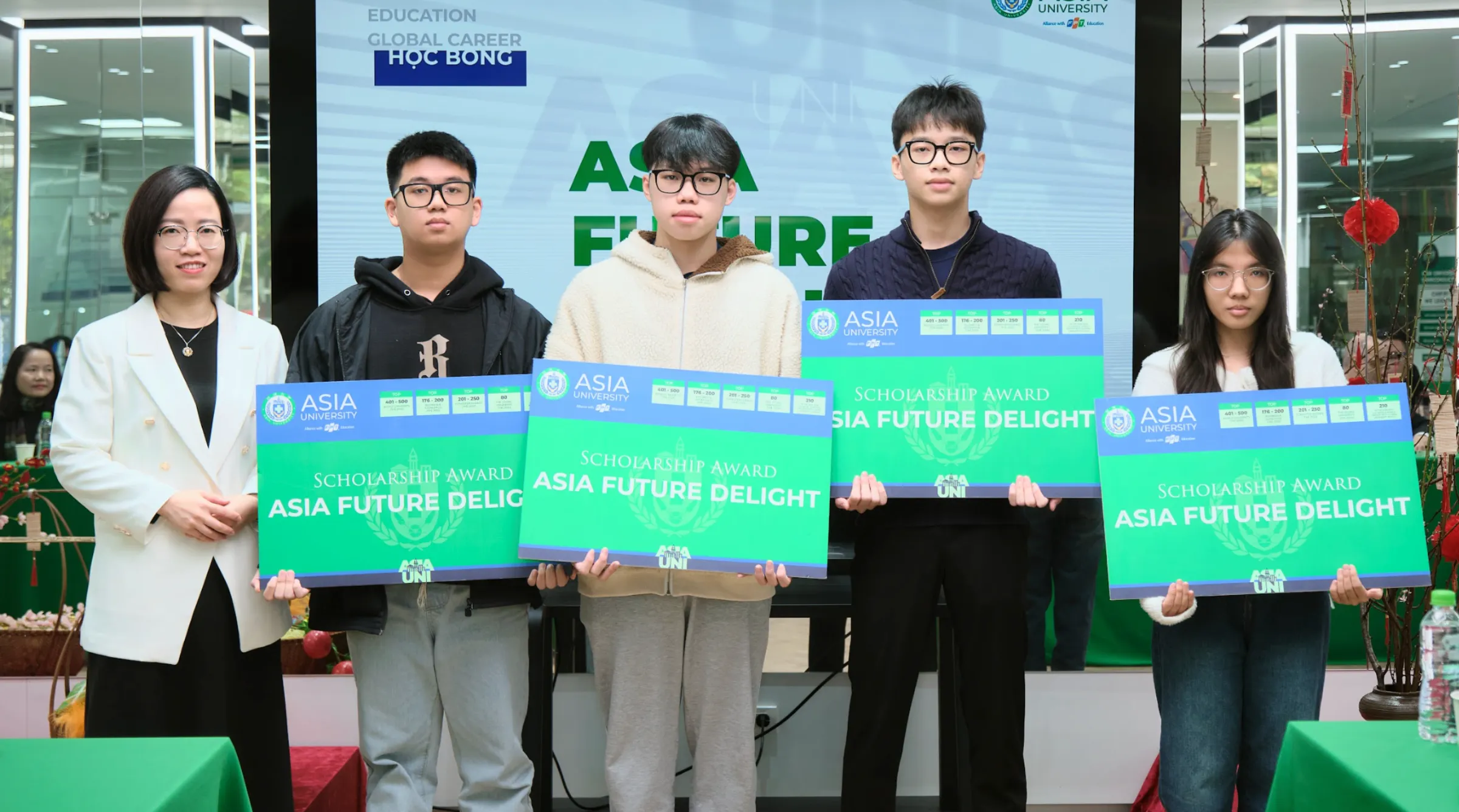 Xuân An (ngoài cùng bên phải) trong buổi lễ trao học bổng của Asia University Vietnam cùng các học sinh tiêu biểu khác