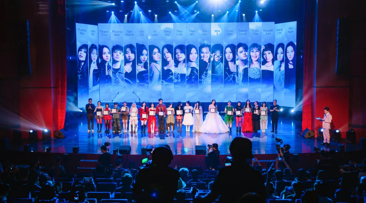 18 thí sinh, 18 màu sắc khác nhau đã cùng tạo nên một sân khấu rực rỡ, nơi tài năng, bản lĩnh và đam mê được tỏa sáng tại chung kết "Sing Out Loud 2026"