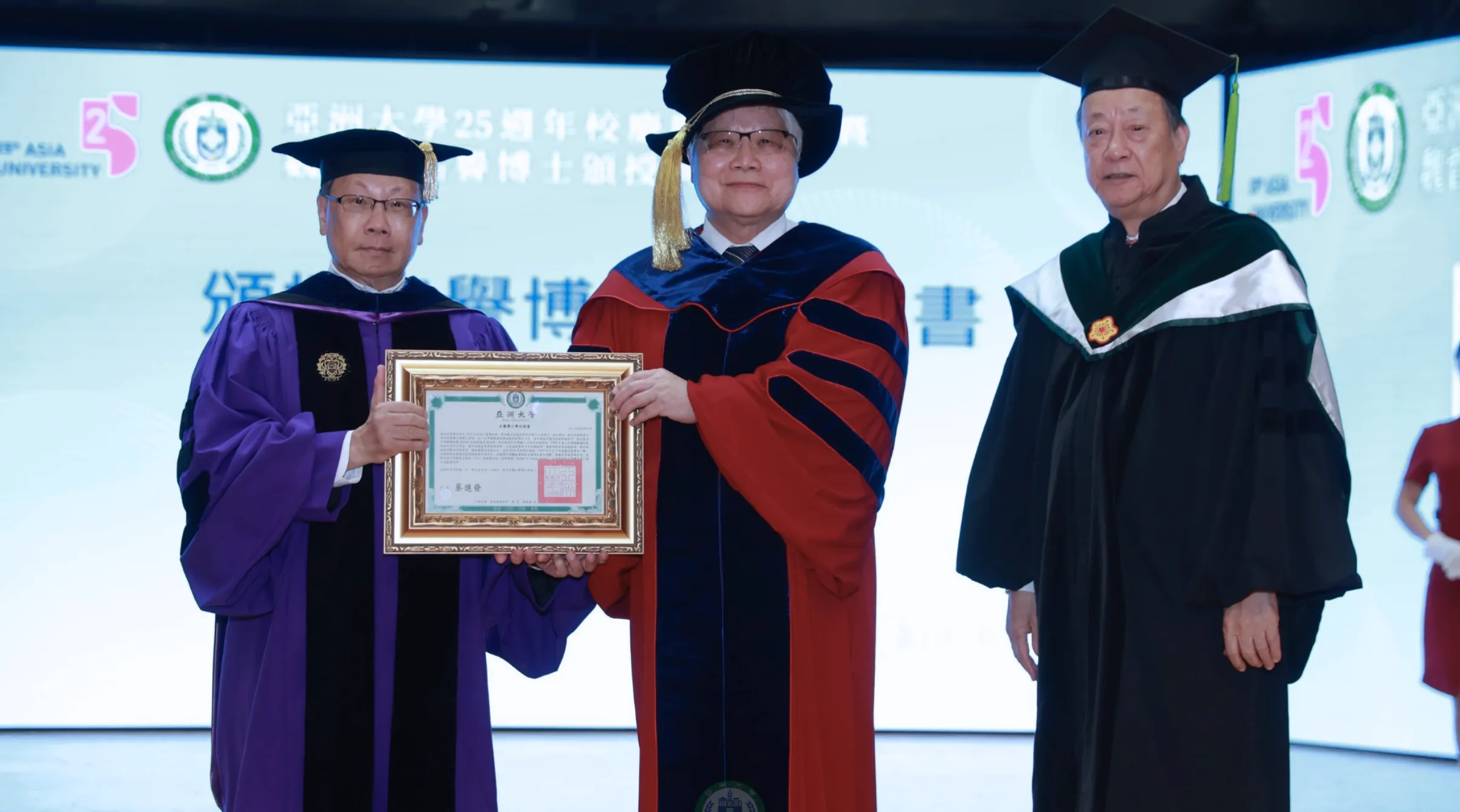 Asia University trao bằng TS cho Chủ tịch TSMC: Kết nối giáo dục với hệ sinh thái bán dẫn toàn cầu