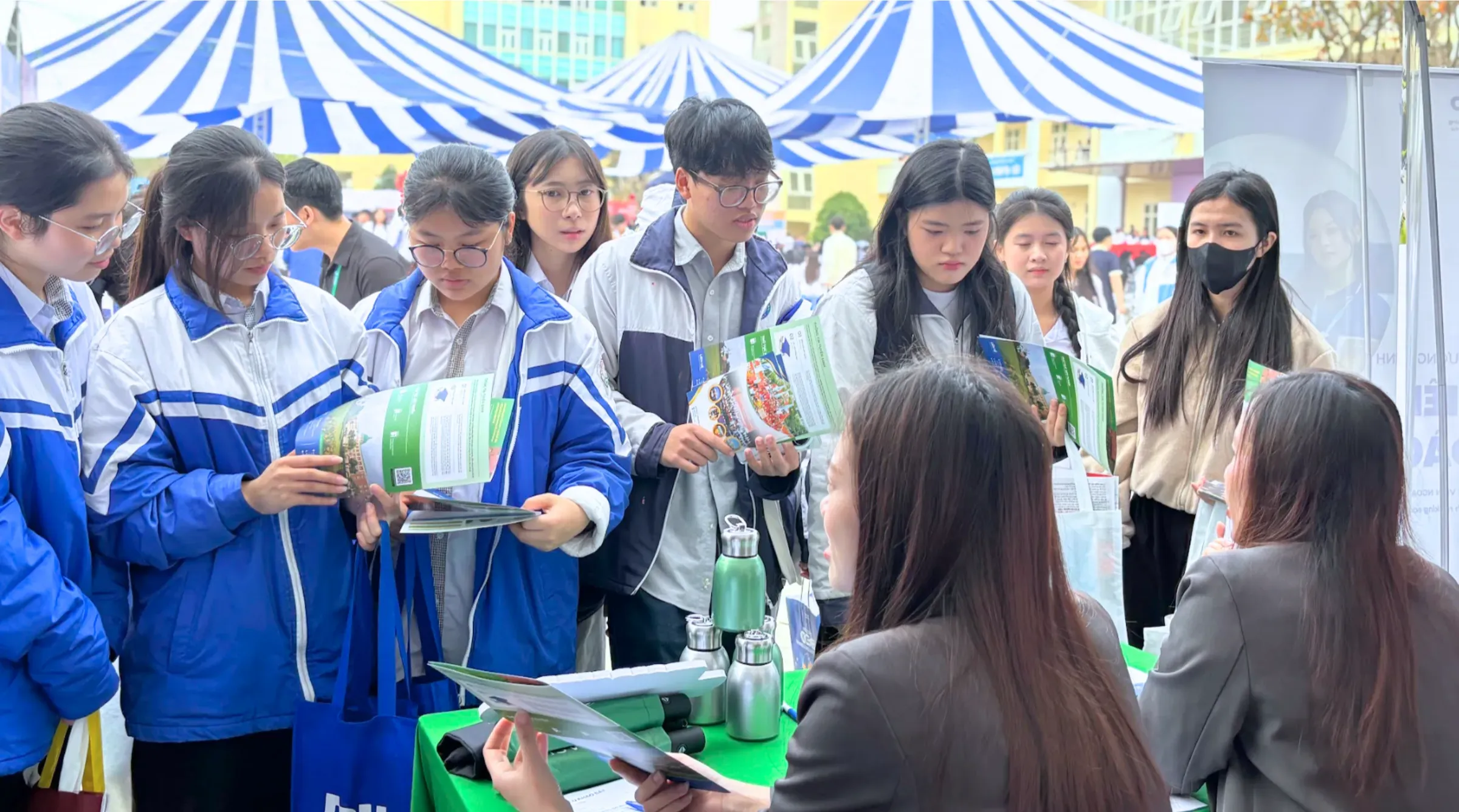 Asia University Vietnam đồng hành cùng học sinh tại chuỗi Ngày hội Tư vấn Tuyển sinh – Hướng nghiệp 2026