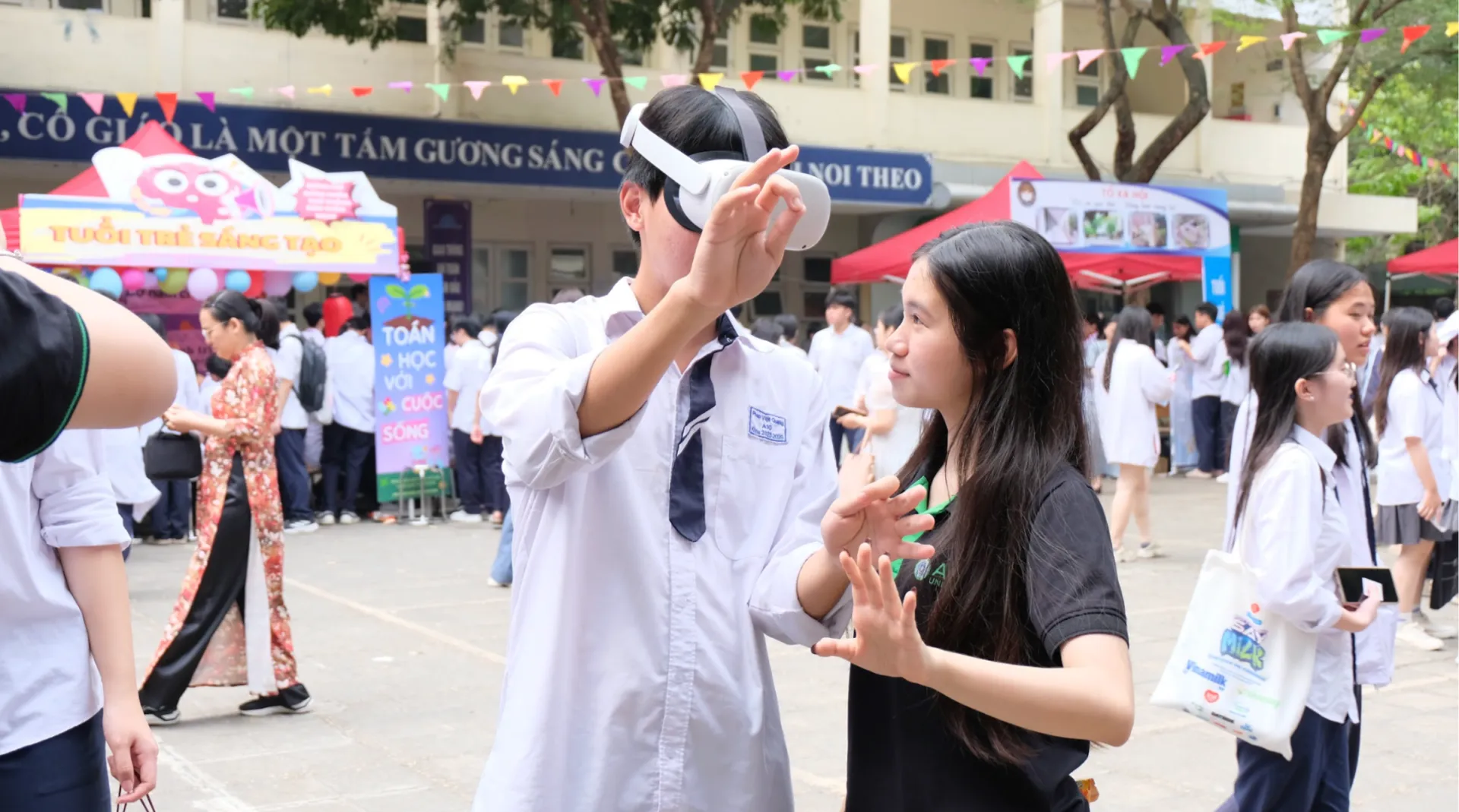 Học sinh Trường THPT Phạm Hồng Thái tham gia trải nghiệm công nghệ tại gian hàng Asia University Vietnam