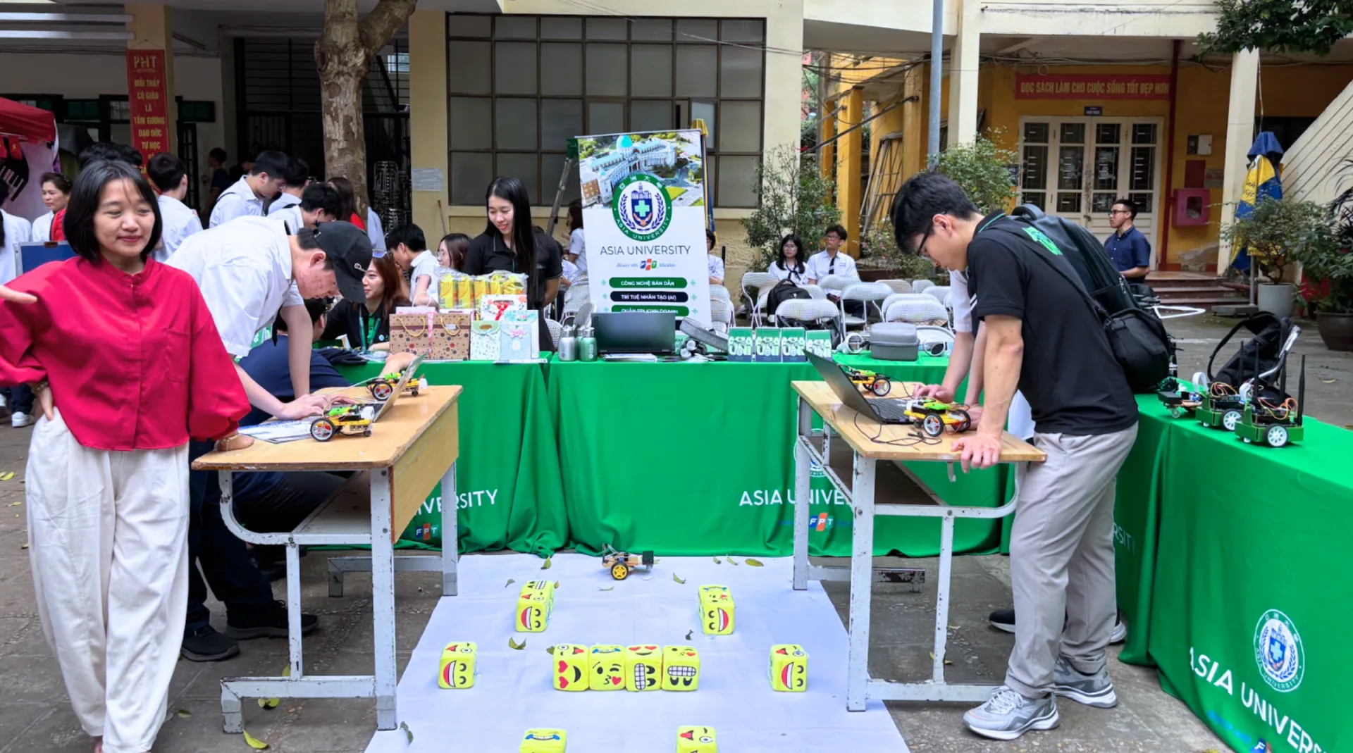 Các bạn trẻ tham gia hoạt động tương tác công nghệ tại “Ngày hội Tuổi trẻ Sáng tạo 2026”