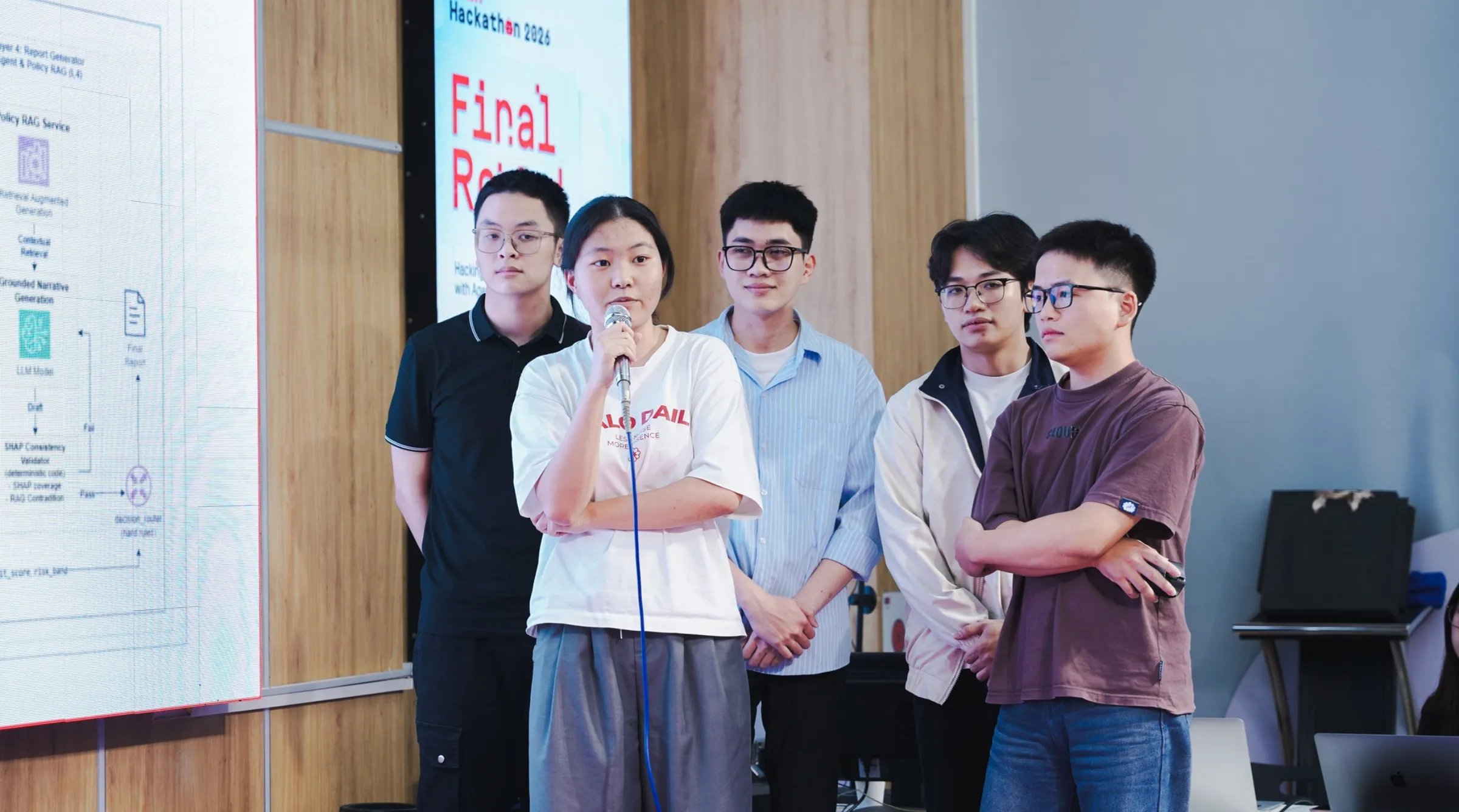 Các đội thi trình bày giải pháp công nghệ tại vòng chung kết Swin Hackathon 2026