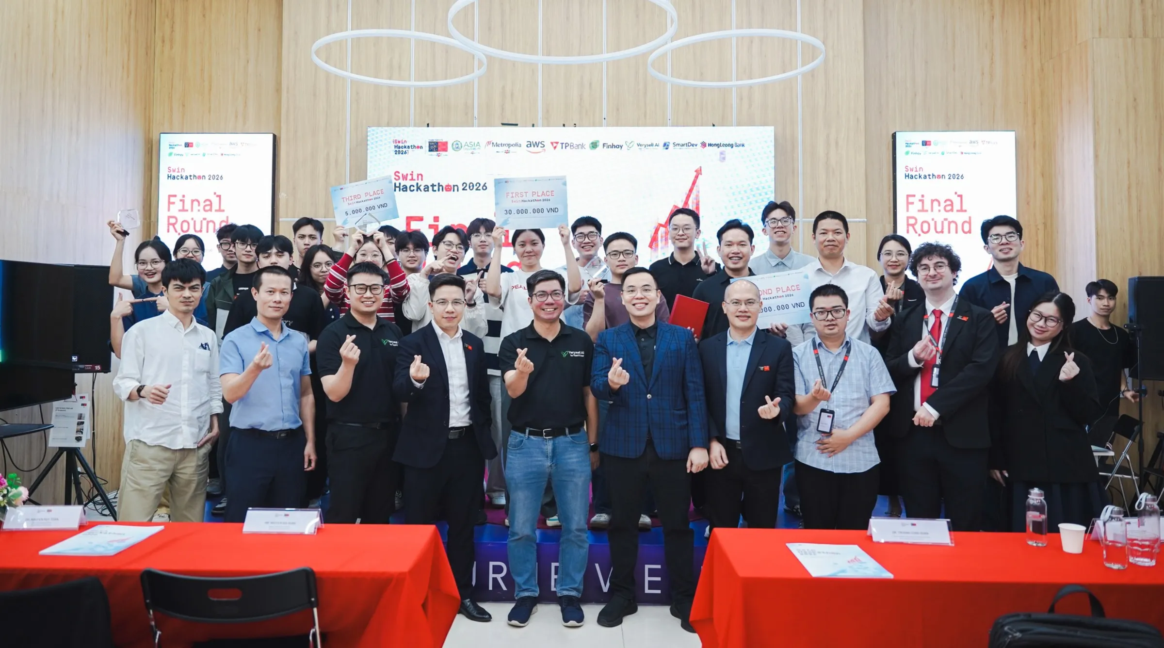 Các đội thi và ban tổ chức tại vòng chung kết “Swin Hackathon 2026” diễn ra ngày 28/3 tại Hà Nội