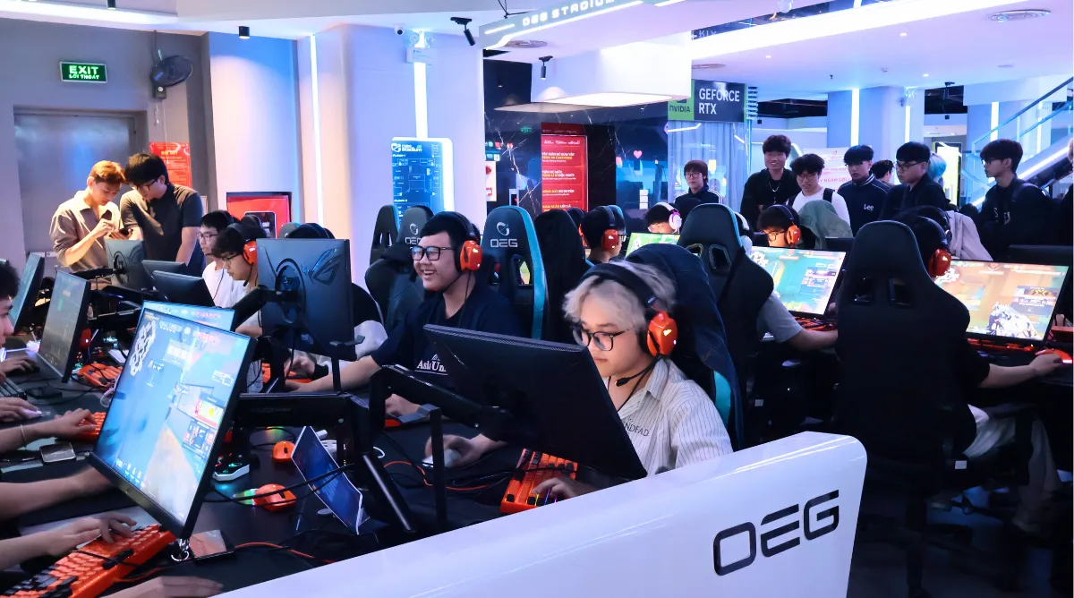 Trần Đức Anh - sinh viên ngành Công nghệ bán dẫn Asia University Vietnam (tóc trắng, ngồi ngoài cùng bên phải) cùng đồng đội tham gia "Next Gen Battle Fest 2026"