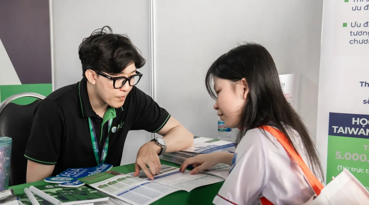 Cán bộ Asia University Vietnam tư vấn cho học sinh