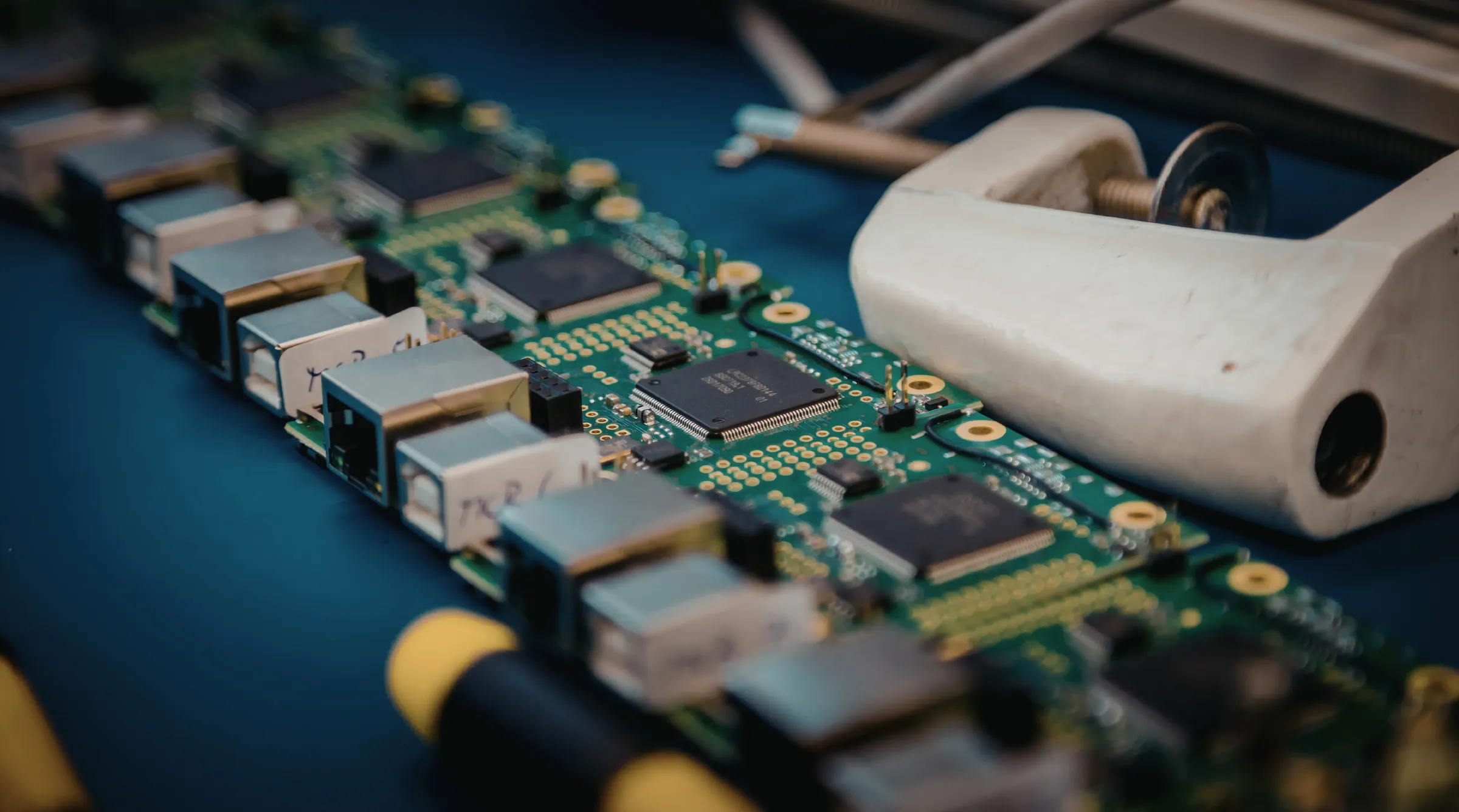 Công nghệ bán dẫn cung cấp nền tảng vật lý vững chắc cho các thiết bị thông minh và hệ thống máy chủ quy mô lớn hiện nay