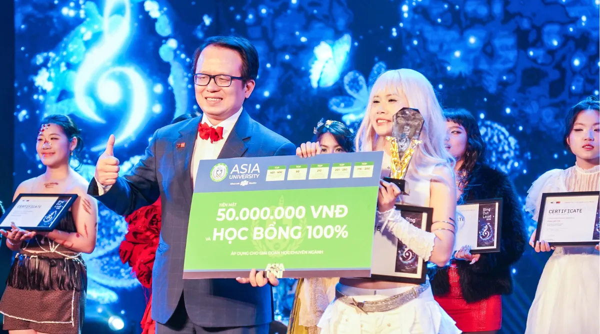TS. Hoàng Việt Hà - Giám đốc Asia University Vietnam trao suất học bổng giá chị cho quán quân "Sing Out Loud 2026"