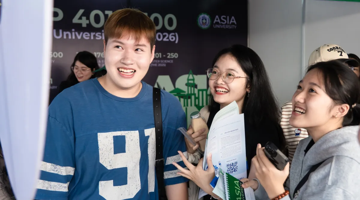 Gian hàng Asia University Vietnam thu hút đông đảo học sinh