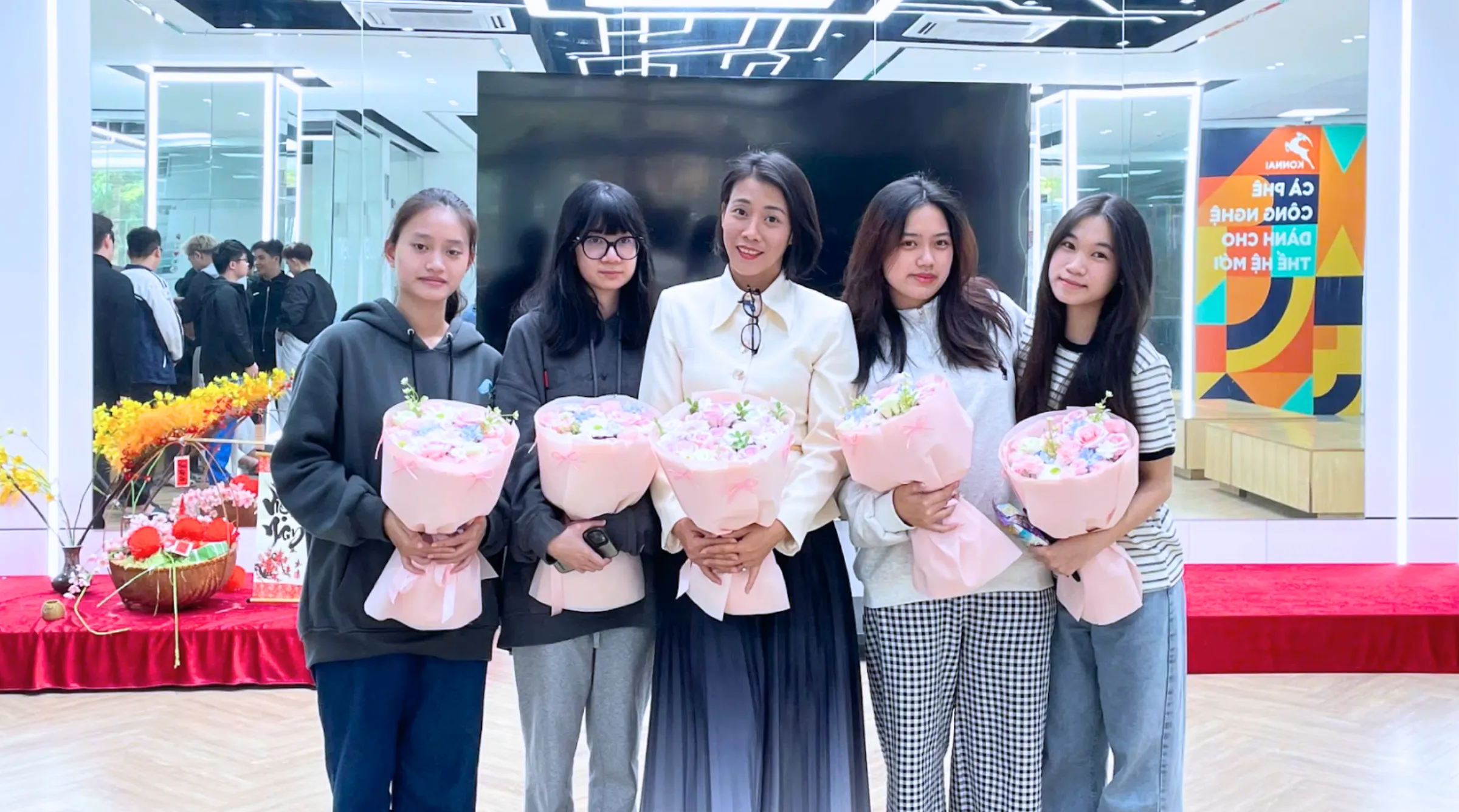 Giảng viên và sinh viên nữ tại Asia University Vietnam nhận hoa và lời chúc từ các sinh viên nam trong lớp nhân ngày Quốc tế Phụ nữ 8/3