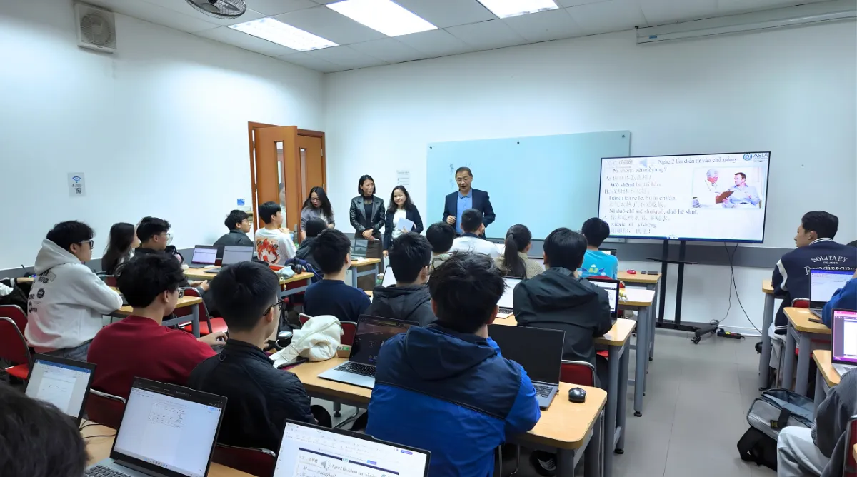 Giáo sư Lin giao lưu cùng sinh viên Asia University Vietnam trong lớp học