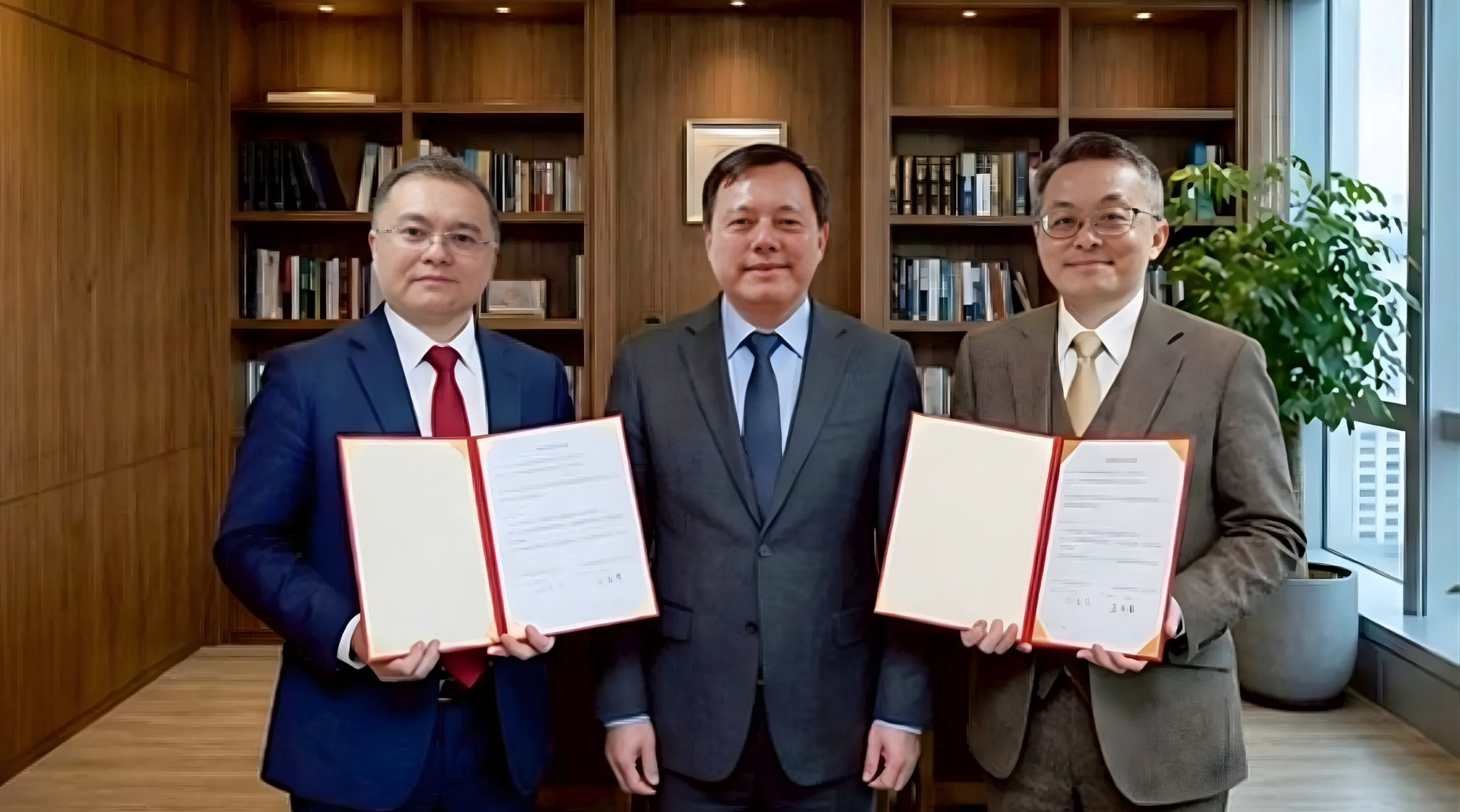 GS. Chen Hsing-Chung, Đại diện Asia University (đứng giữa) và các doanh nghiệp công nghệ ký kết hợp tác nghiên cứu phát triển AI an toàn và công nghệ bảo mật thế hệ mới