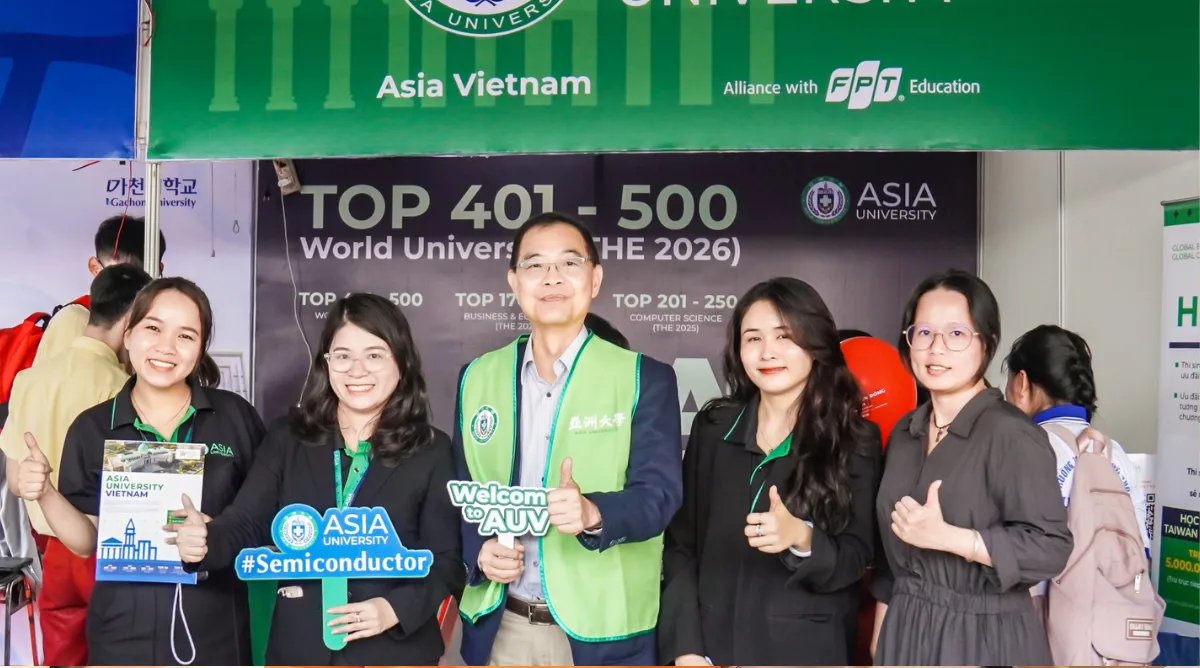 GS. Chun Wei Lin (đứng giữa) giao lưu cùng cán bộ Asia University Vietnam