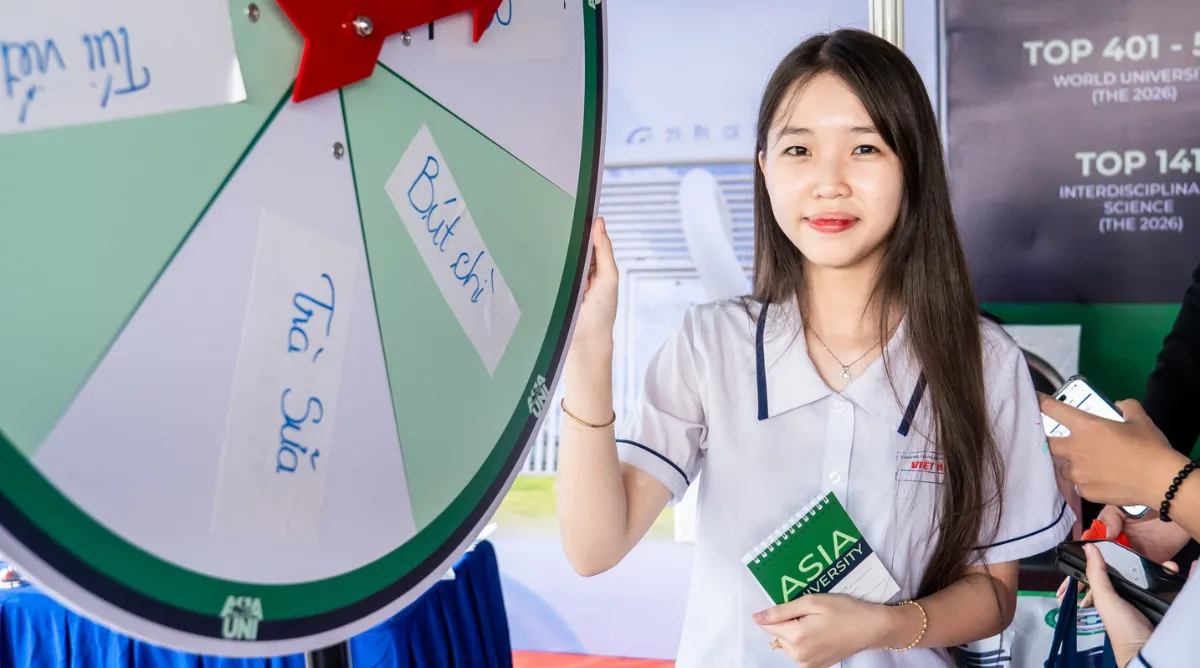 Học sinh checkin cùng vòng quay may mắn của Asia University Vietnam
