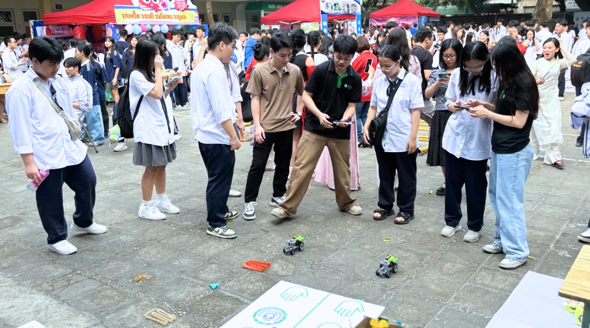 Học sinh Trường THPT Phạm Hồng Thái trực tiếp điều khiển robot và quan sát cách thiết bị phản hồi theo lệnh