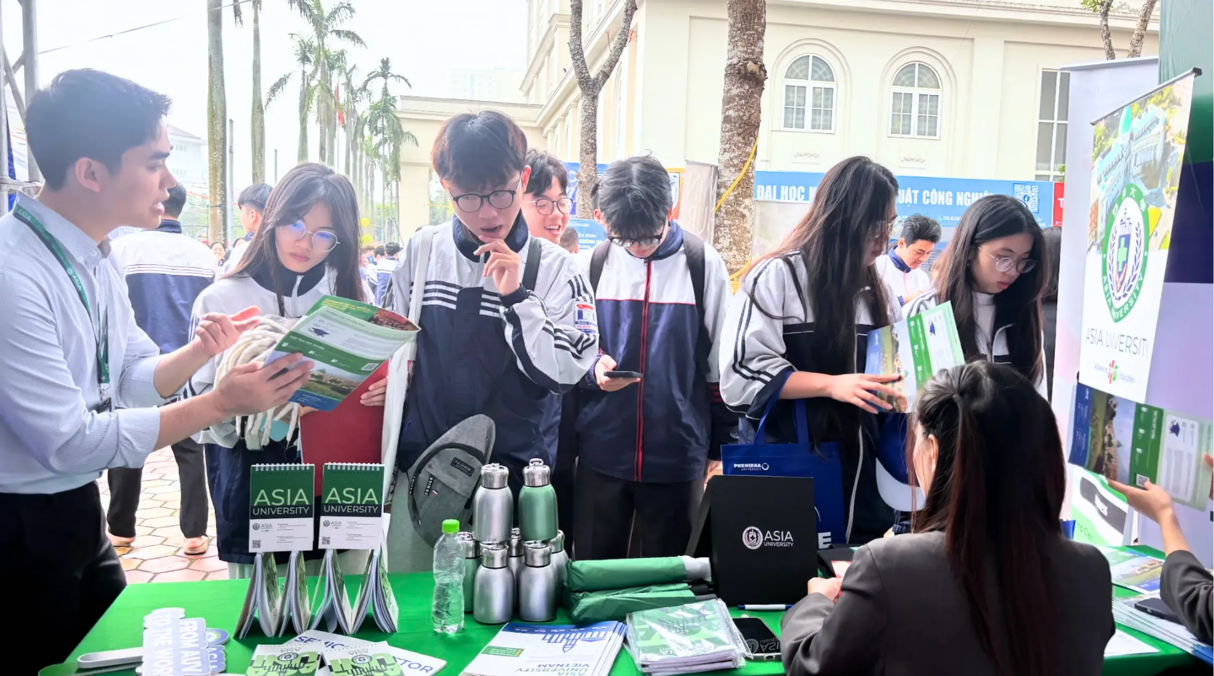 Học sinh và phụ huynh tìm hiểu thông tin tuyển sinh tại gian tư vấn của Asia University Vietnam trong khuôn khổ Ngày hội Tư vấn Tuyển sinh – Hướng nghiệp 2026