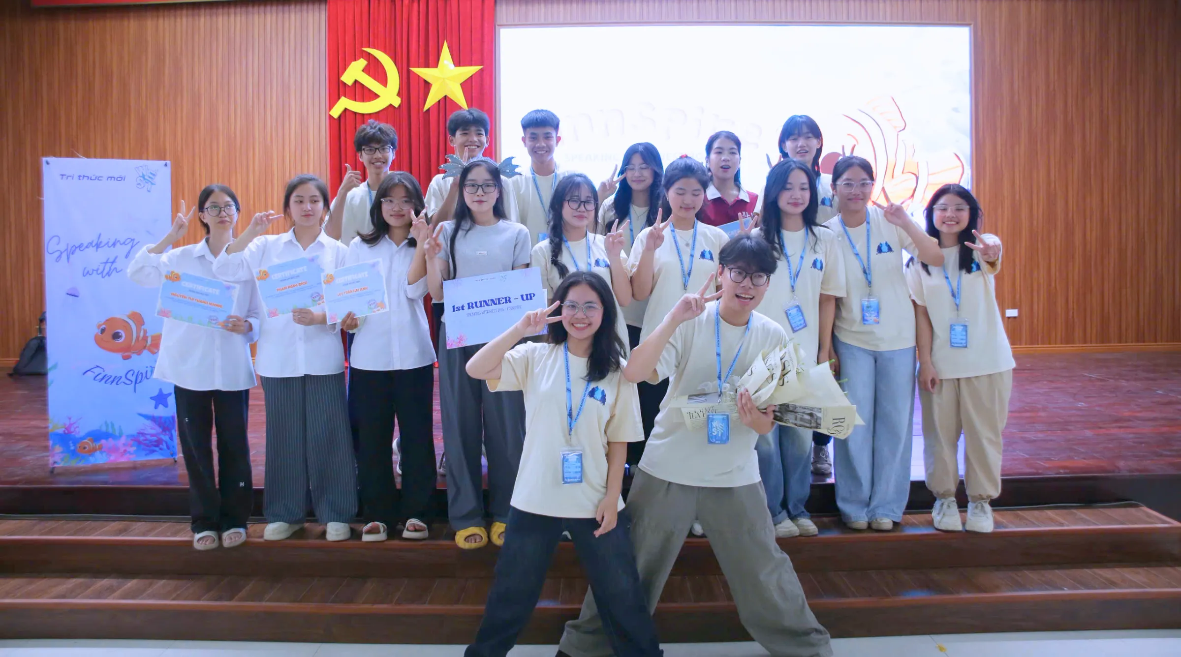 Không chỉ tập trung vào học thuật, Lê Duy (hàng đầu, bên phải) còn là nhân tố năng nổ, giữ vai trò kết nối trong các dự án ngoại khóa và hoạt động cộng đồng