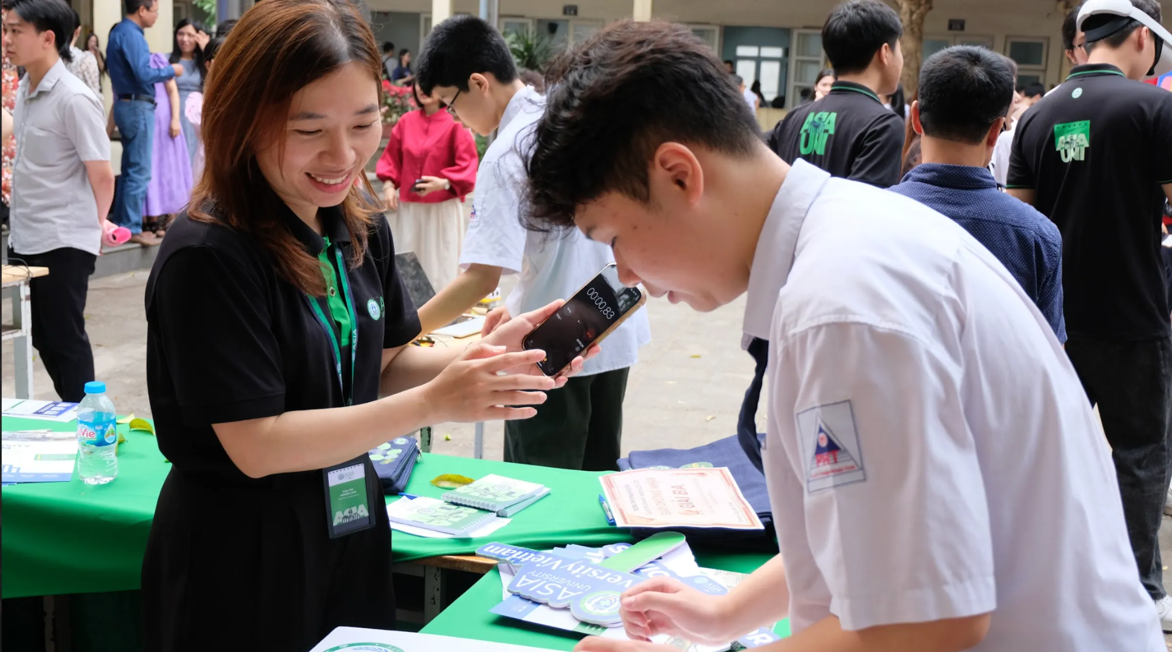 Không gian trải nghiệm công nghệ với nhiều khu vực như robot, VR và trò chơi tương tác tại sự kiện