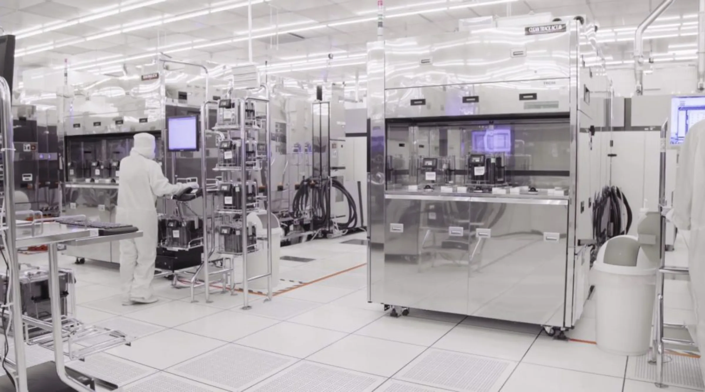 Kỹ sư vận h&agrave;nh quy tr&igrave;nh sản xuất chip tại nh&agrave; m&aacute;y si&ecirc;u sạch trong hệ sinh th&aacute;i của ng&agrave;nh C&ocirc;ng nghệ b&aacute;n dẫn to&agrave;n cầu