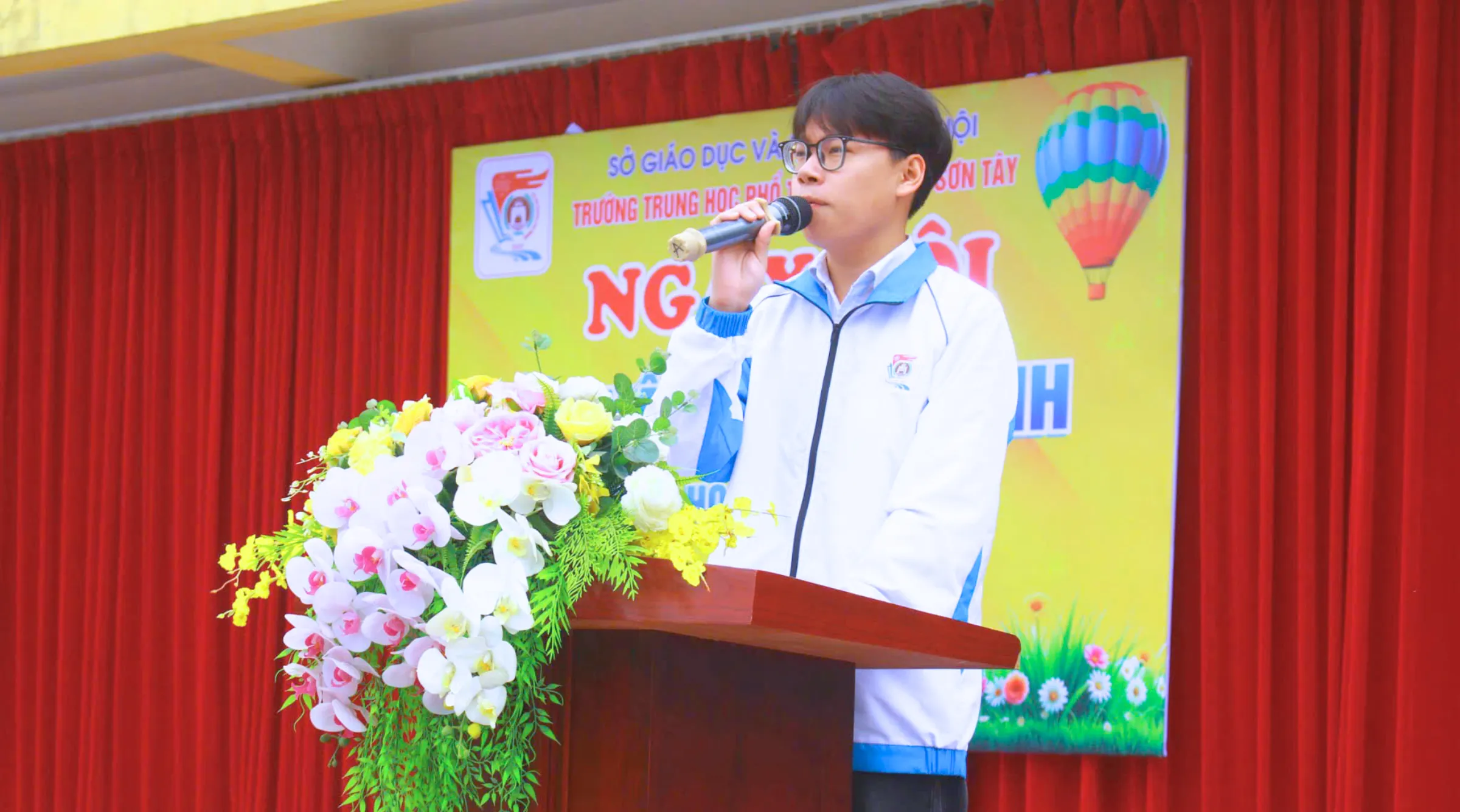 Lê Duy thể hiện bản lĩnh và khả năng thuyết trình tự tin tại trường, một trong những tố chất quan trọng giúp nam sinh chinh phục học bổng Asia Change Maker