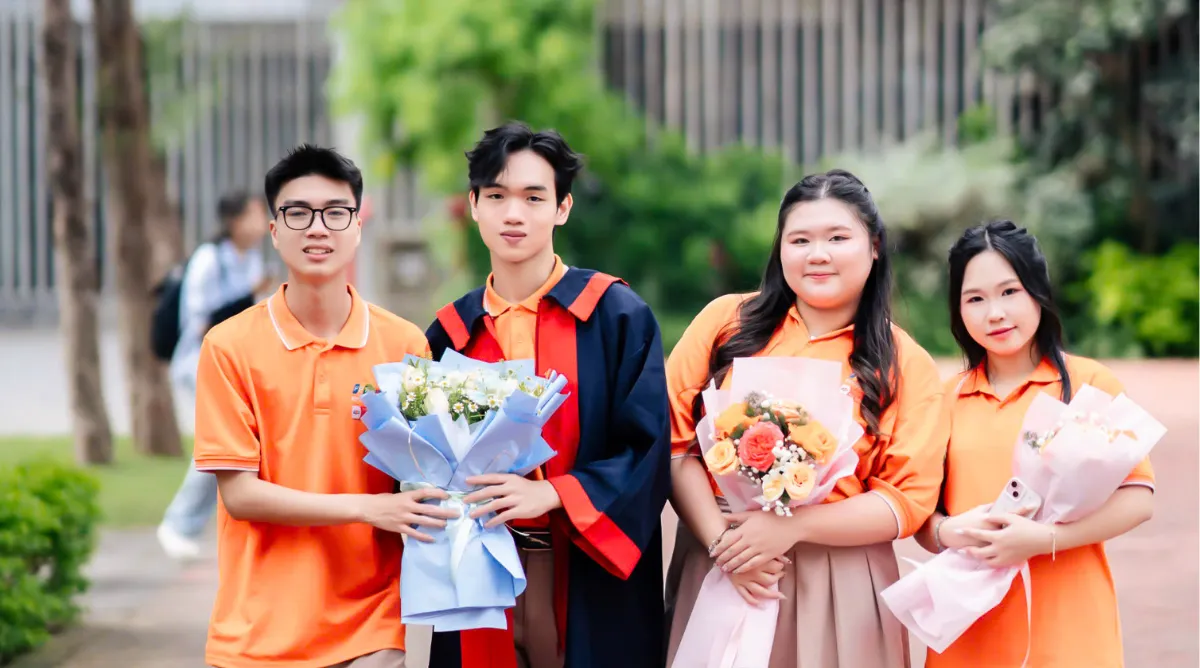 Nguyễn Đức Minh (thứ hai, từ phải sang) đã chinh phục thành công suất học bổng Asia University Vietnam
