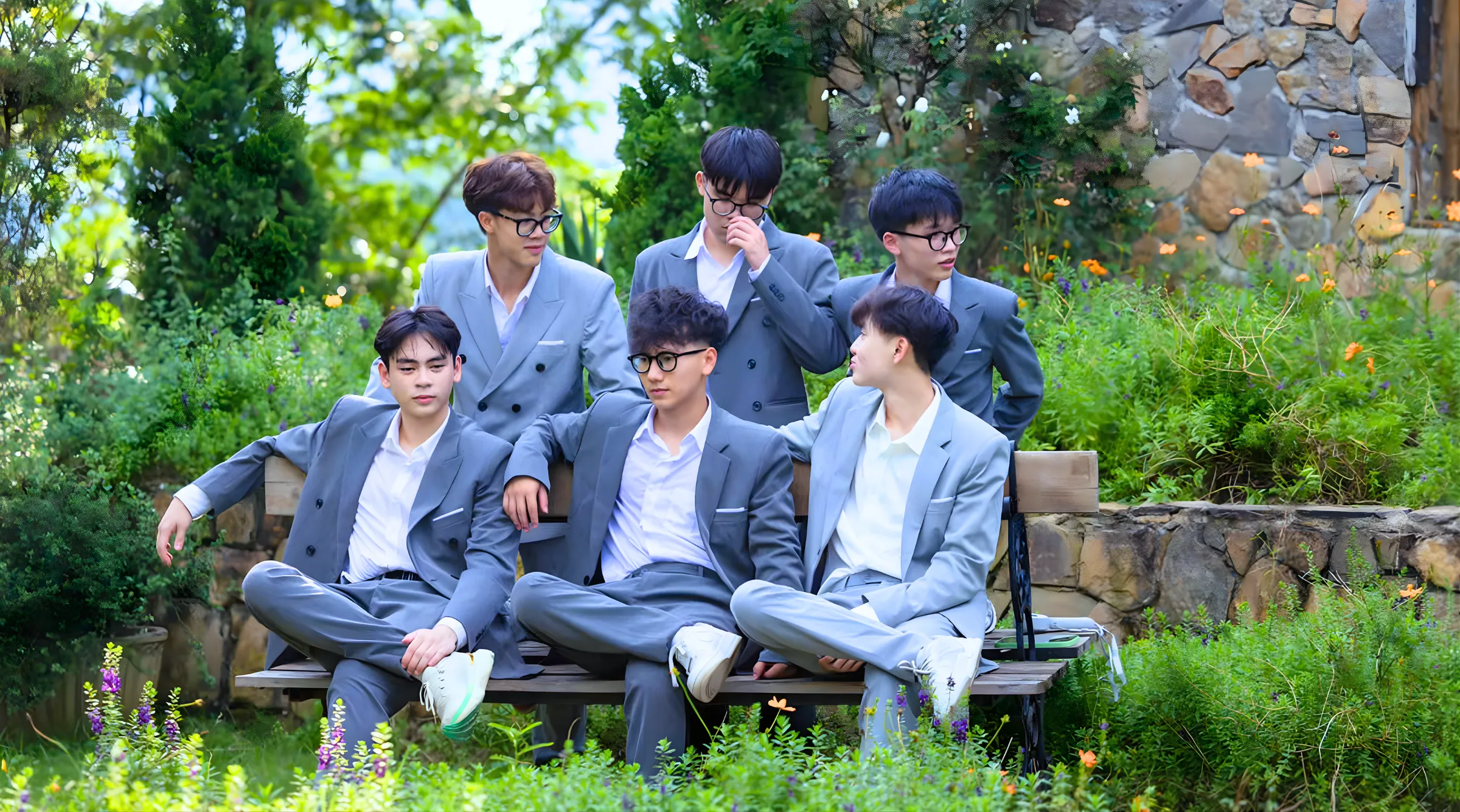 Nguyễn An Việt (hàng đầu ngoài cùng bên trái) cùng bạn bè trong một hoạt động tại trường