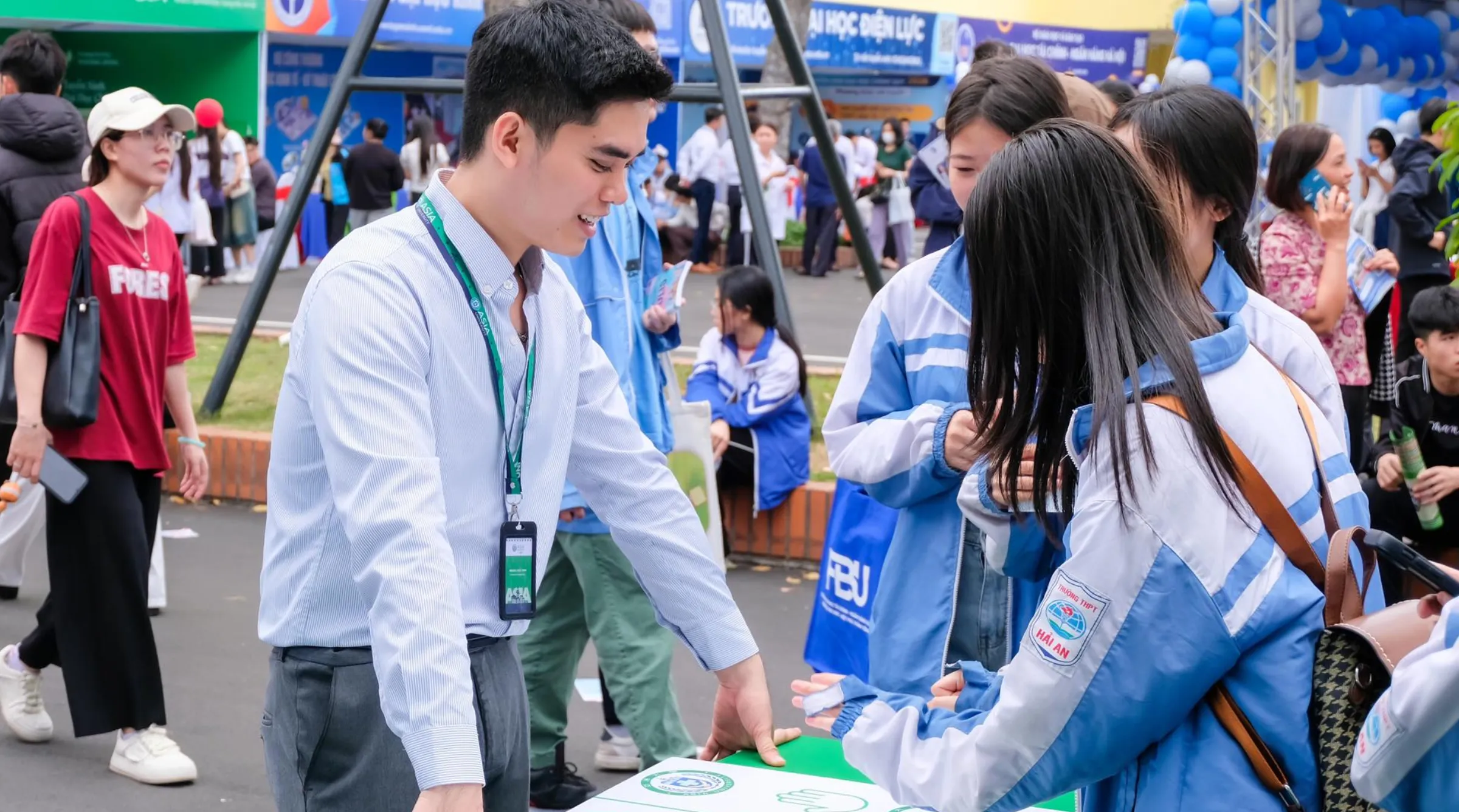 những hình ảnh tại Ngày hội tư vấn tuyển sinh – hướng nghiệp 2026 tại Hải Phòng và Cần Thơ