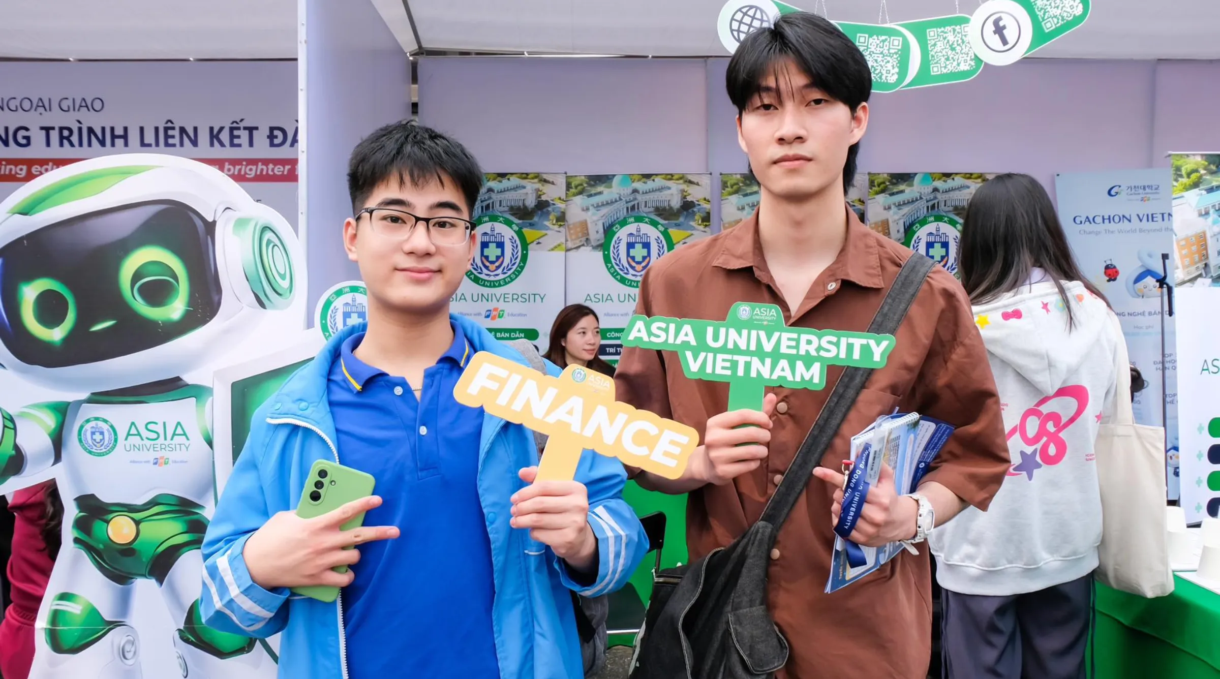 những hình ảnh tại Ngày hội tư vấn tuyển sinh – hướng nghiệp 2026 tại Hải Phòng và Cần Thơ