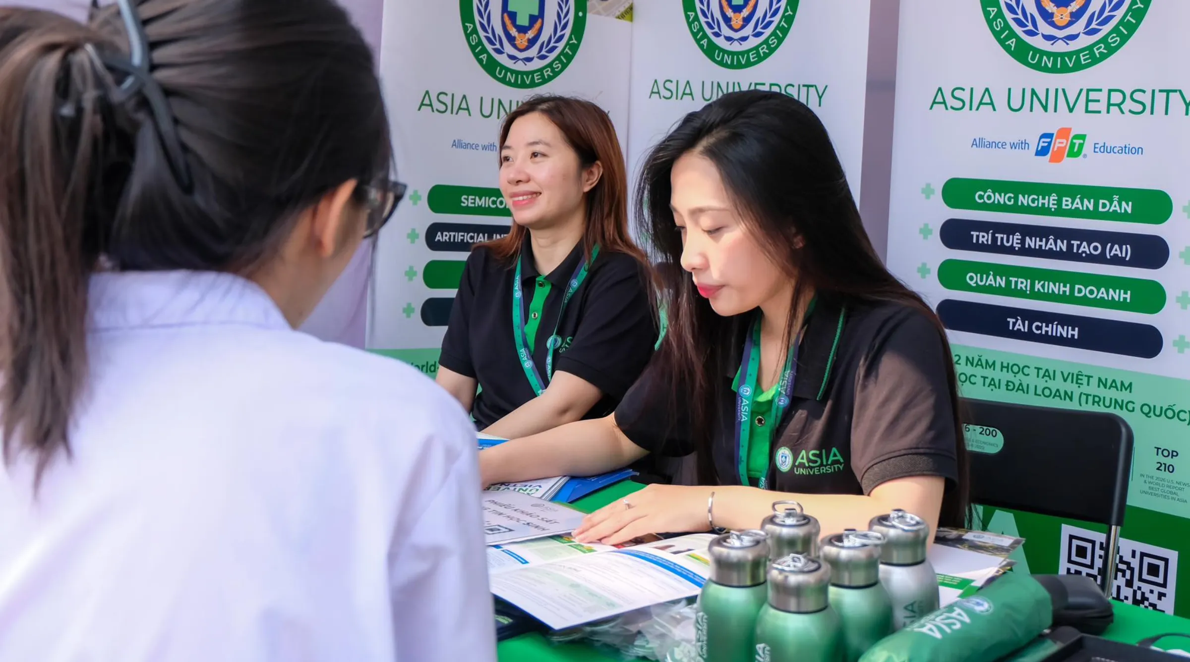 những hình ảnh tại Ngày hội tư vấn tuyển sinh – hướng nghiệp 2026 tại Hải Phòng và Cần Thơ