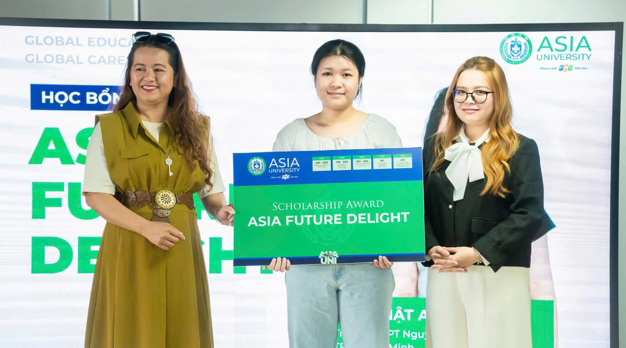 Mai Nhật Anh (đứng giữa) với thành tích học tập xuất sắc vinh dự nhận học bổng Asia Future Delight từ Asia University Vietnam