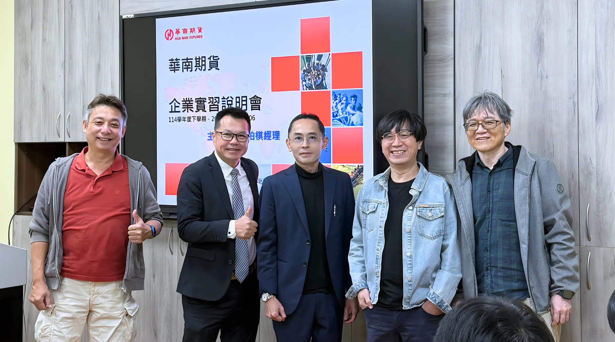 Ông Huang Bo-Qi (thứ hai từ trái sang), Quản lý tại Hua Nan Futures Co., Ltd. chia sẻ về môi trường làm việc thực tế và các kỹ năng cần thiết khi tham gia thực tập nghiệp vụ chuyên sâu