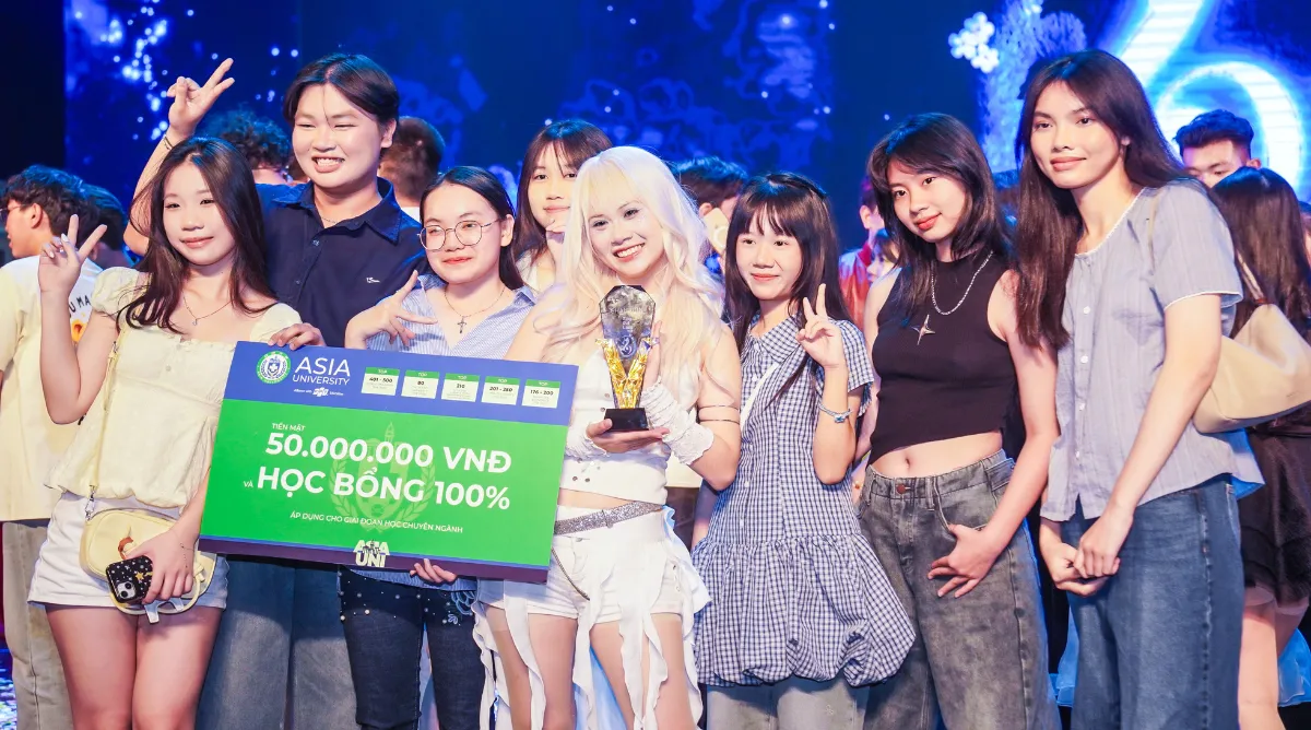 Gia Hân, học sinh Trường THPT Nguyễn Công Trứ (TP.HCM), đã xuất sắc giành danh hiệu Quán quân "Sing Out Loud 2026" cùng suất học bổng giá trị đến từ Asia University Vietnam