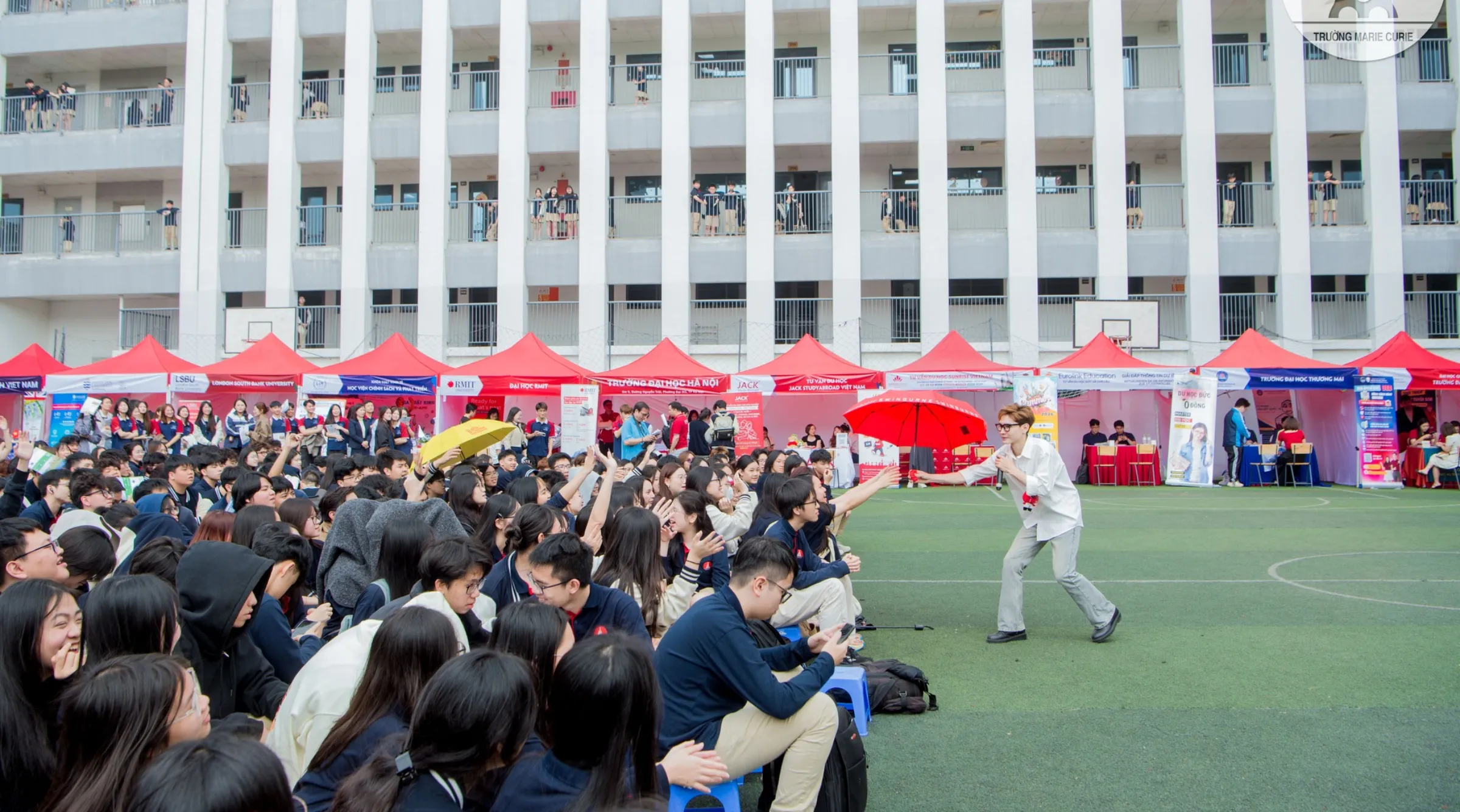 Rộn ràng gian tư vấn Asia University Vietnam